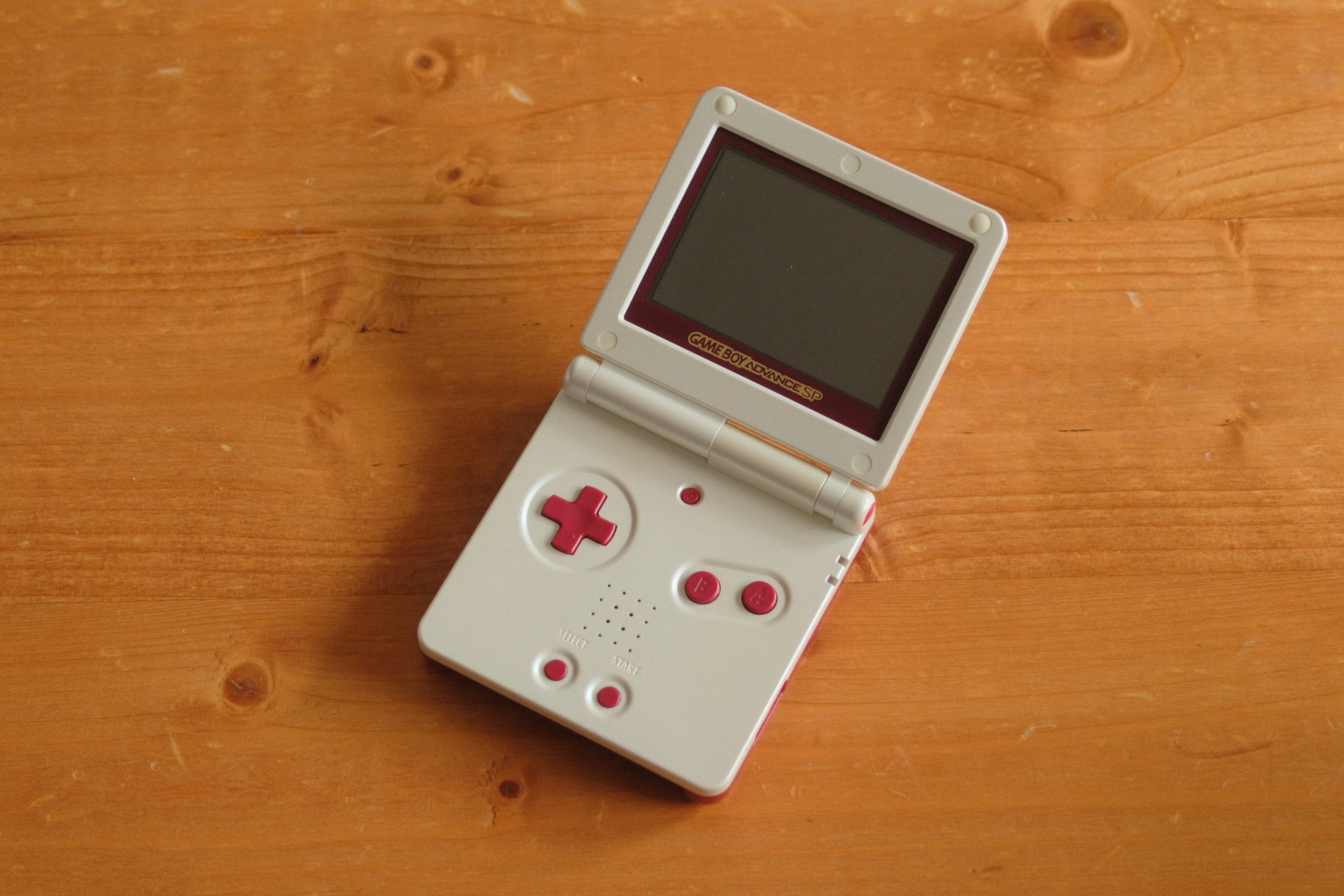 2026年にファミコンカラーのゲームボーイアドバンスSPを手に入れた｜まこ