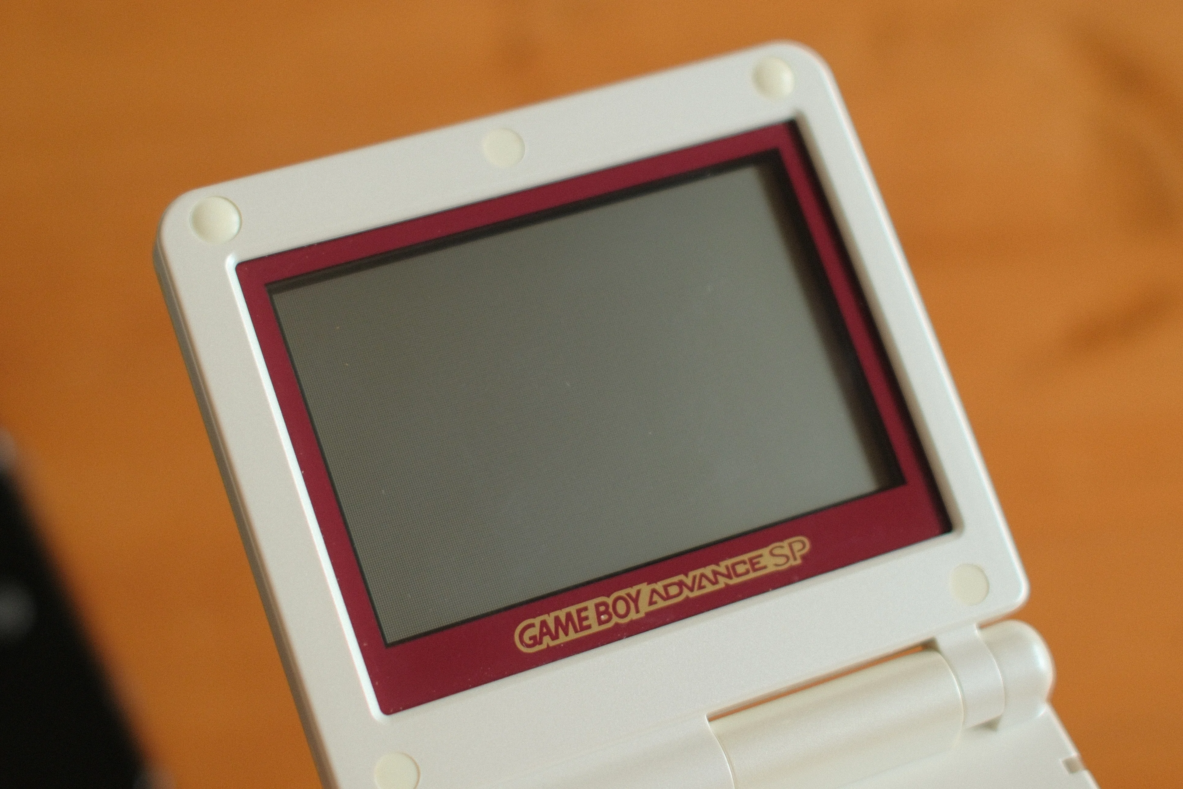 2026年にファミコンカラーのゲームボーイアドバンスSPを手に入れた｜まこ