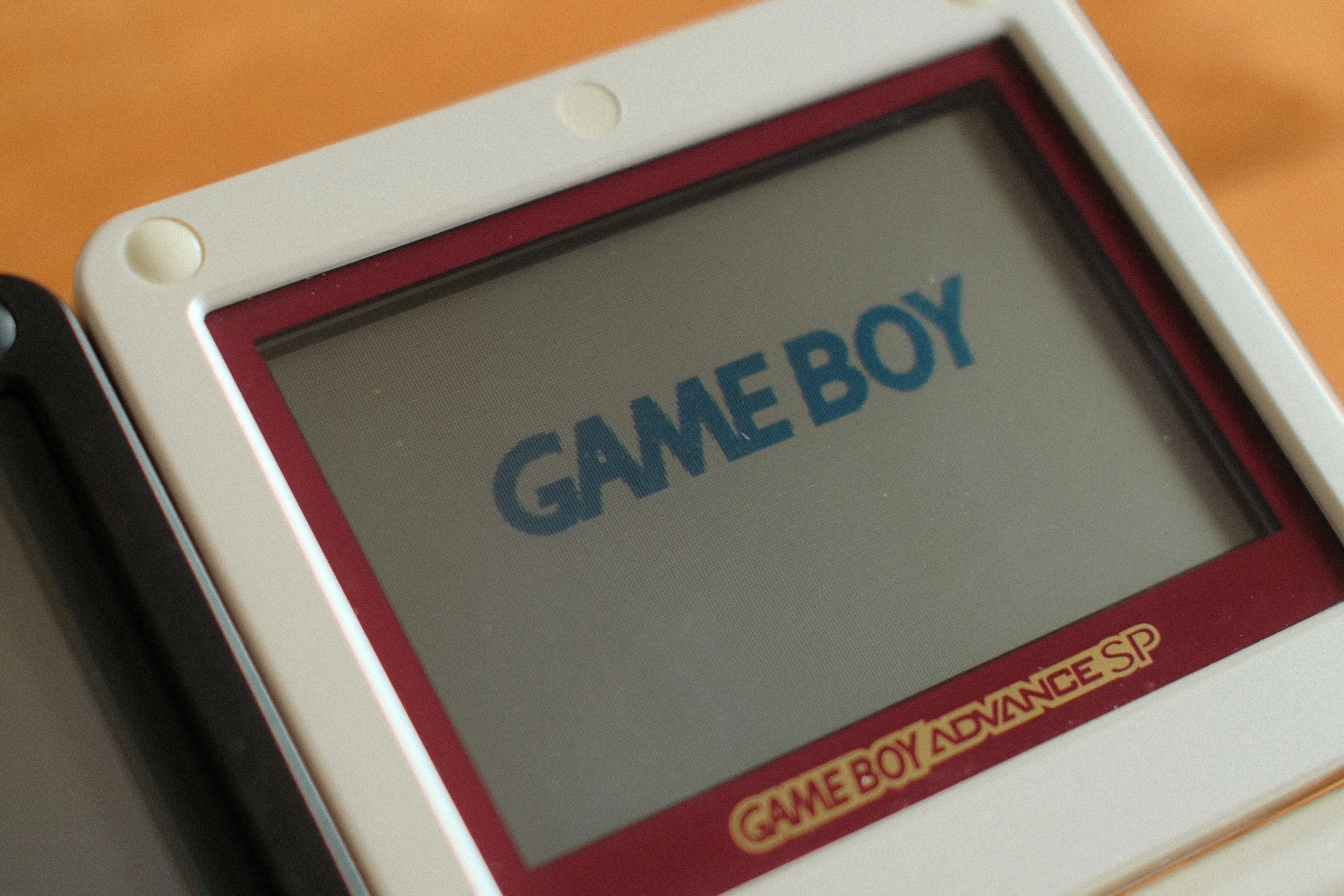 2026年にファミコンカラーのゲームボーイアドバンスSPを手に入れた｜まこ
