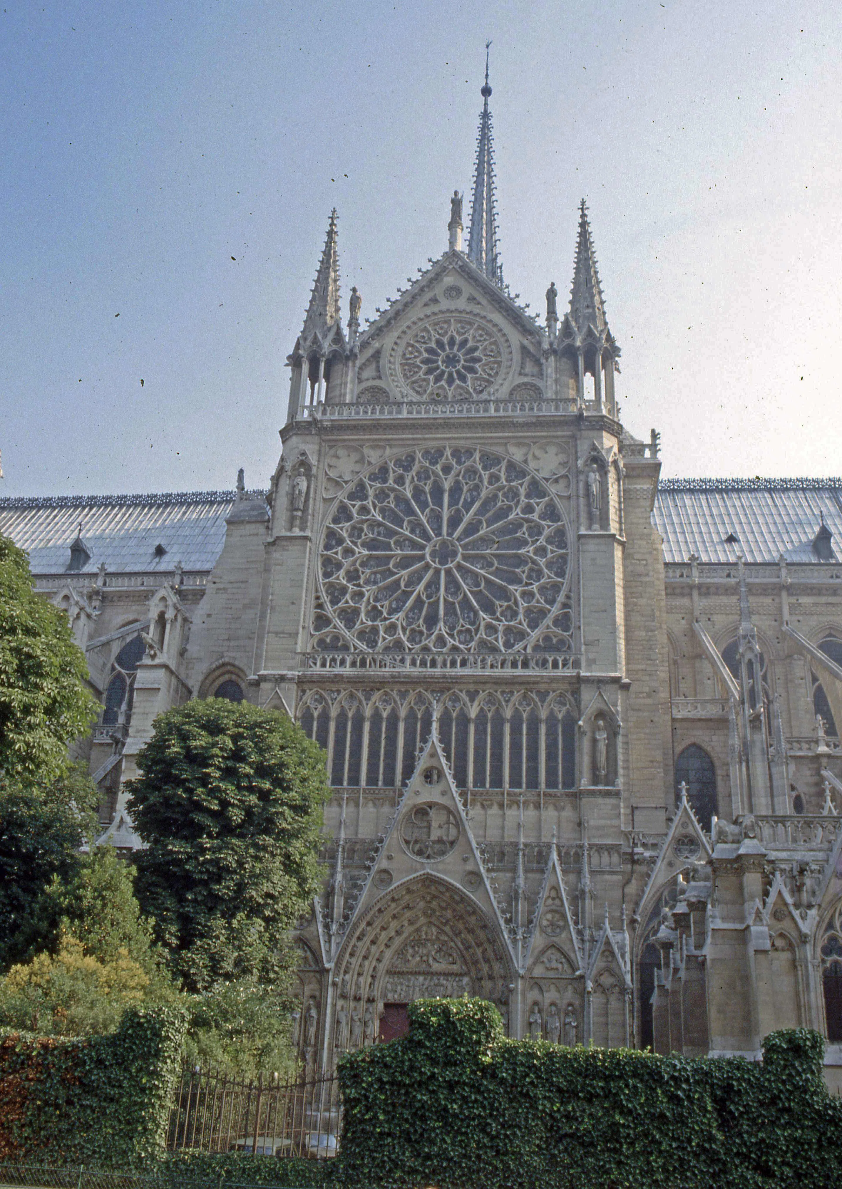 フランスのゴシック建築 パリ・シャルトル大聖堂－地域のお宝さがし