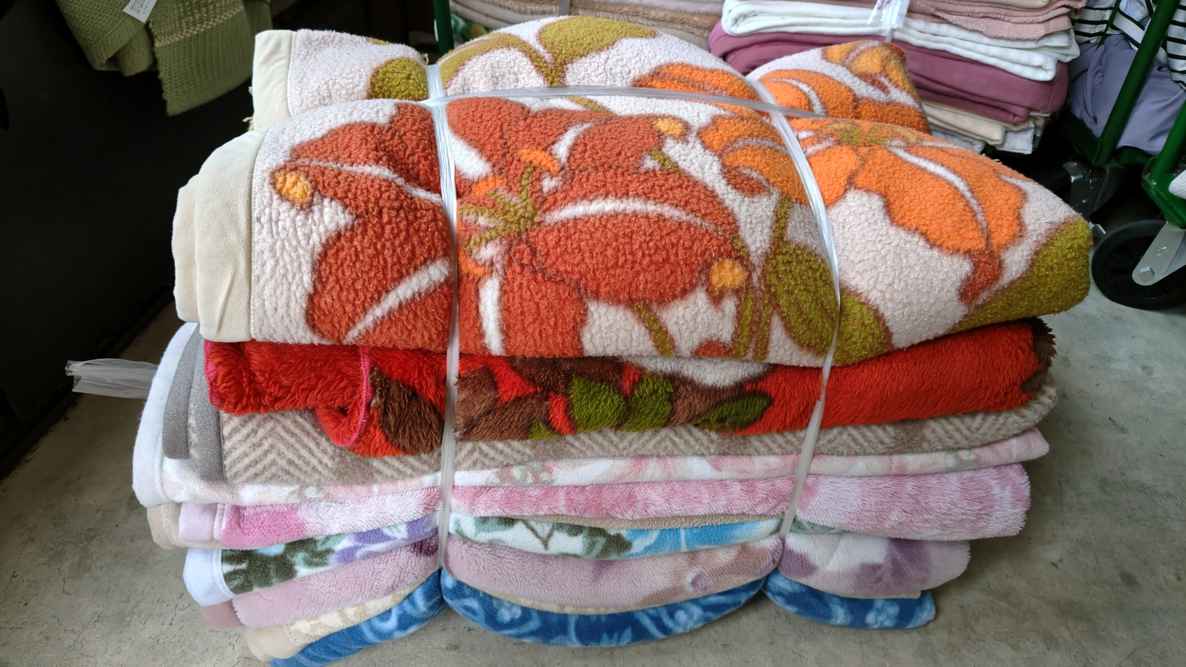 🎈中古の毛布や🛌🏻タオルケットを格安で販売中！🚚運送 塗装 引越し