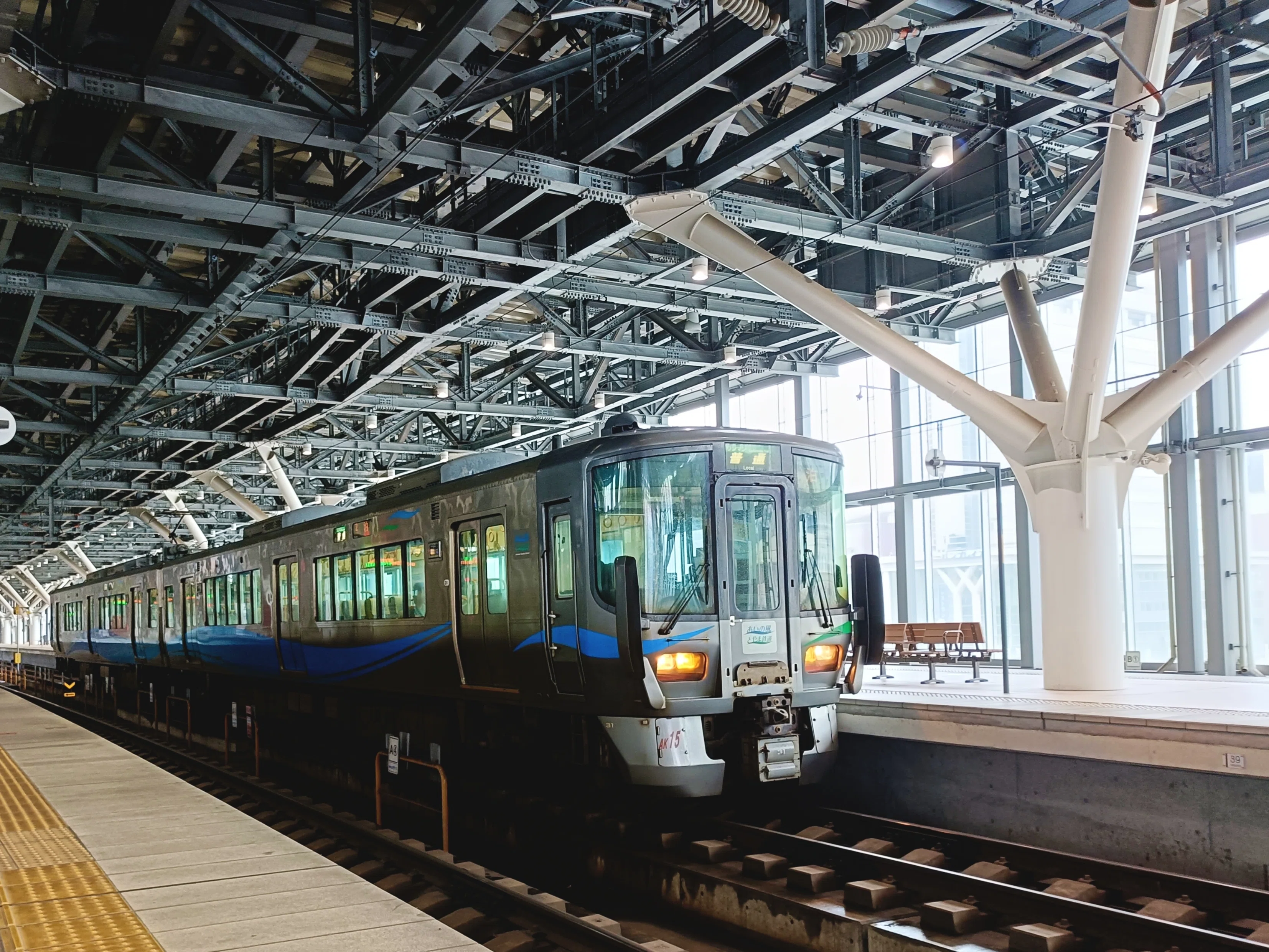 あの車両のそっくりさん！ 521系 あいの風とやま鉄道｜よってつ