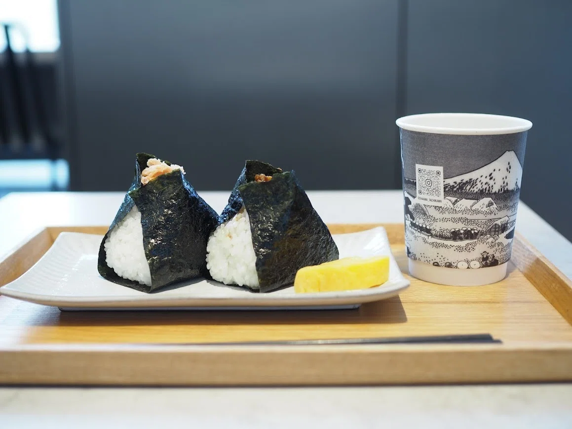 おにぎりページ おにぎりモーニング】作り立てのおにぎりとお茶が朝から染み渡る