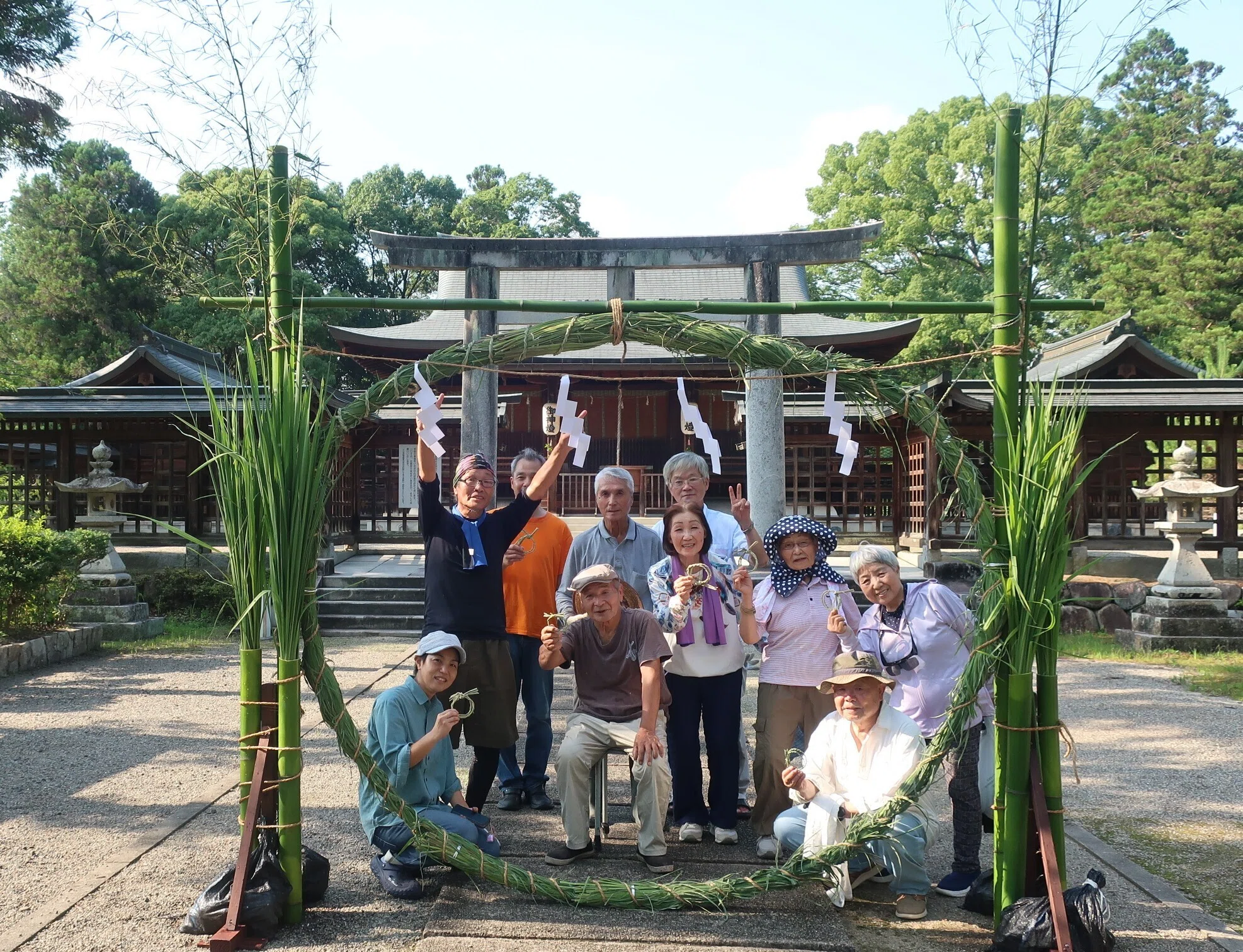 作楽神社にマコモの茅の輪を奉納 初の「夏越の祓」へ、13人が手作り