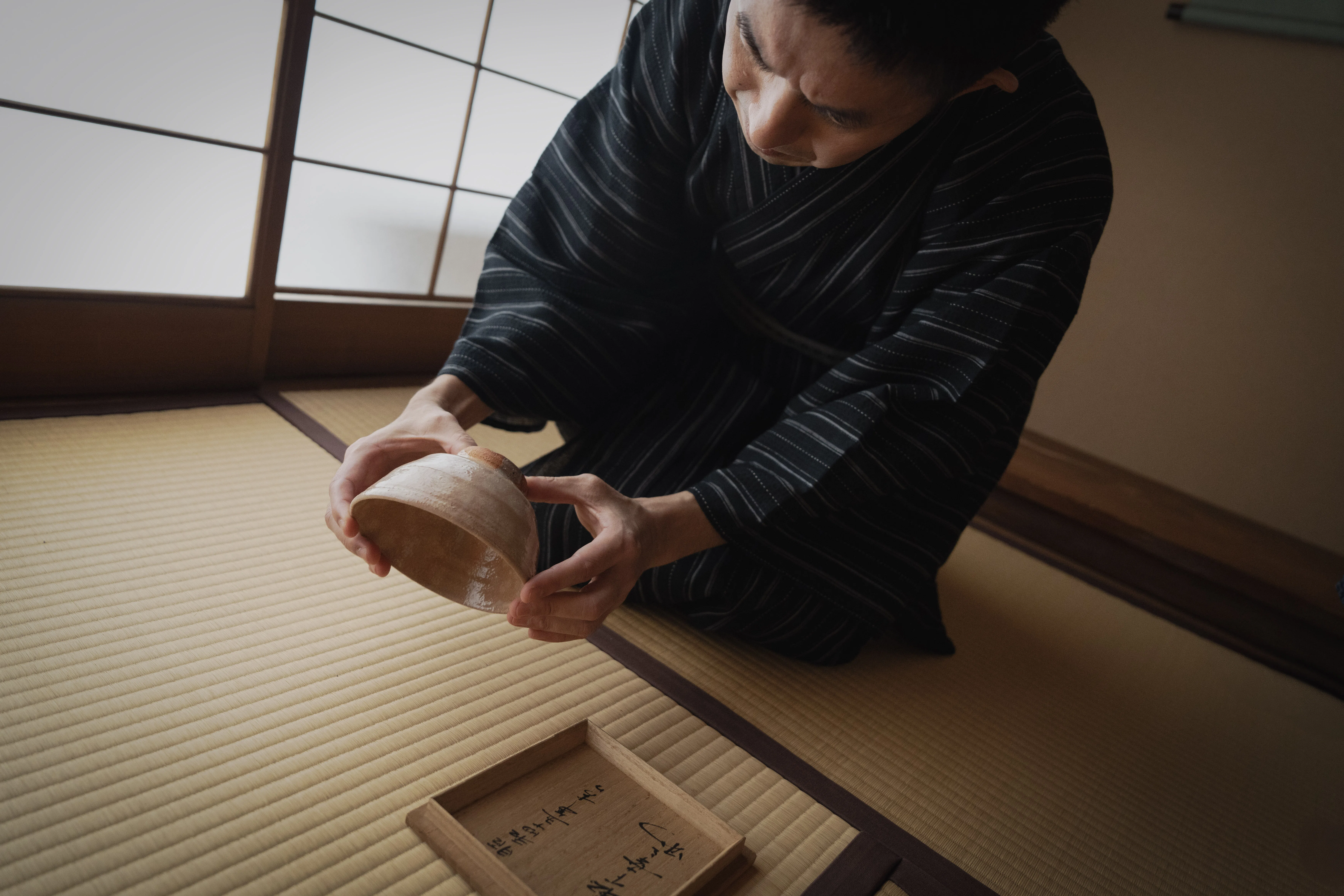近代数寄者余論」第13回＝松下幸之助箱書（印刷）「朝日焼鹿背井戸形