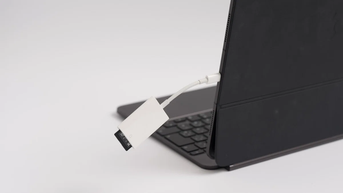 iPad ProにSDカードリーダーを接続している様子