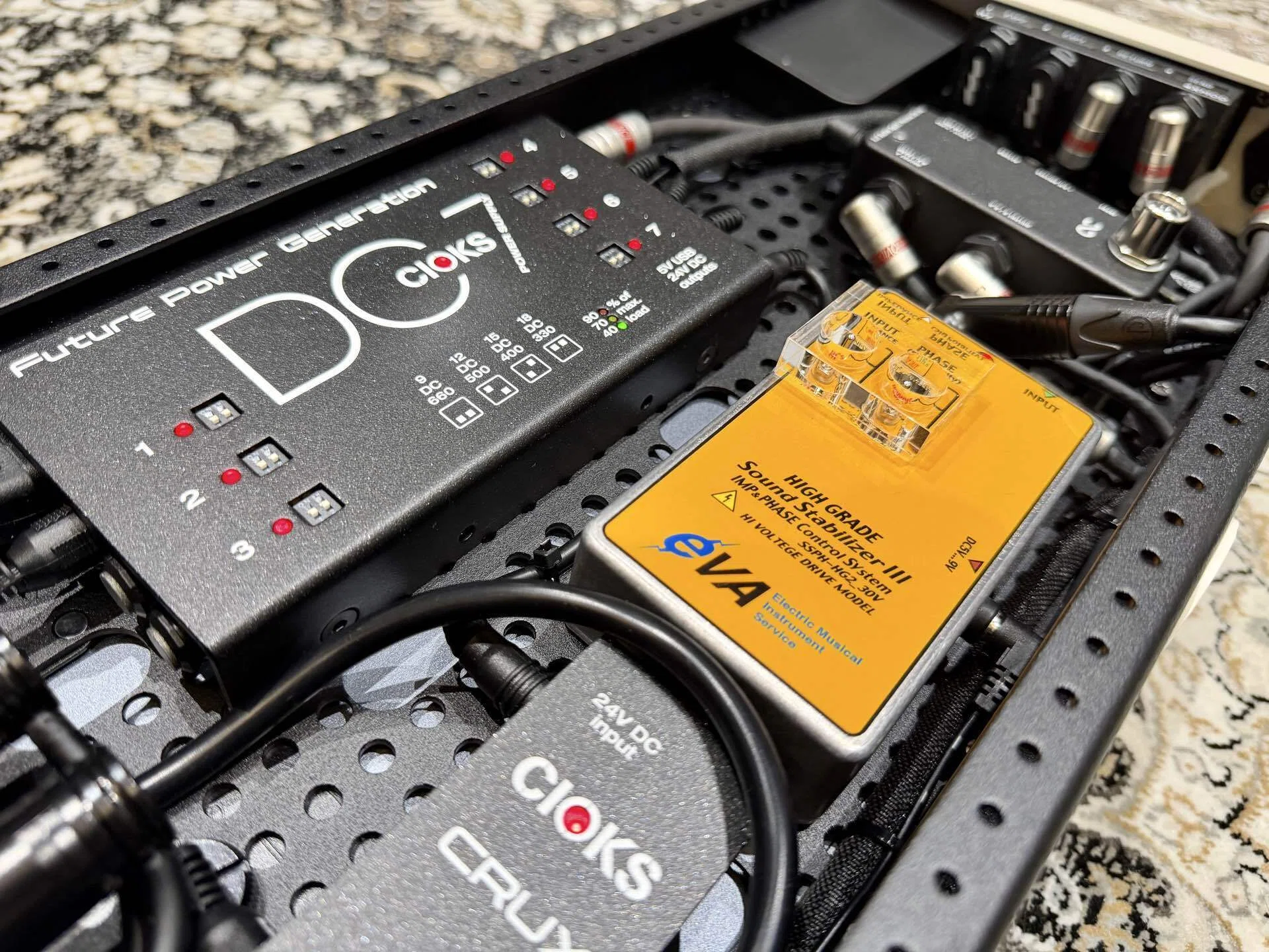​【美品】マルチを組み込むだけ！こだわり抜いたMIDI制御エフェクターボード ウラ側”まで使い切る、エフェクターボード構築術｜背面設置とボード