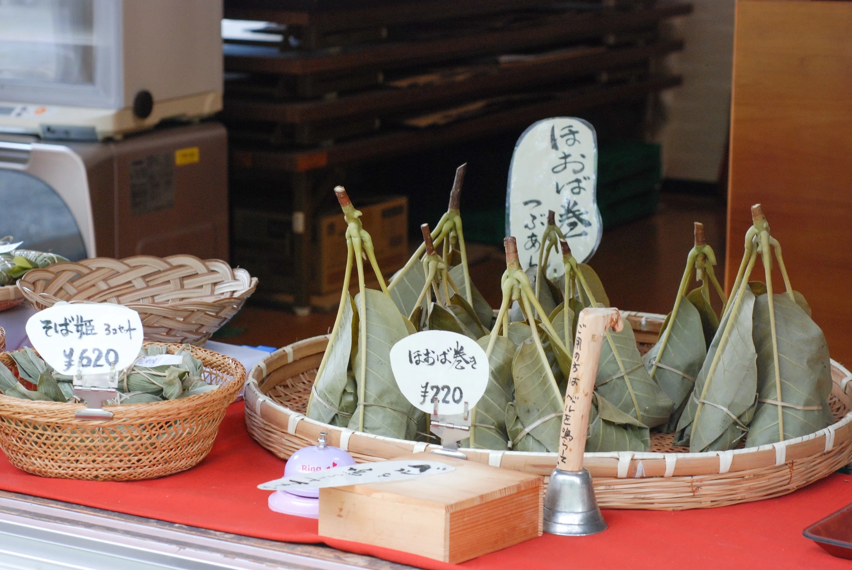 木曽のお母さんたちが受け継いできた初夏を彩る季節菓子。「朴葉巻き
