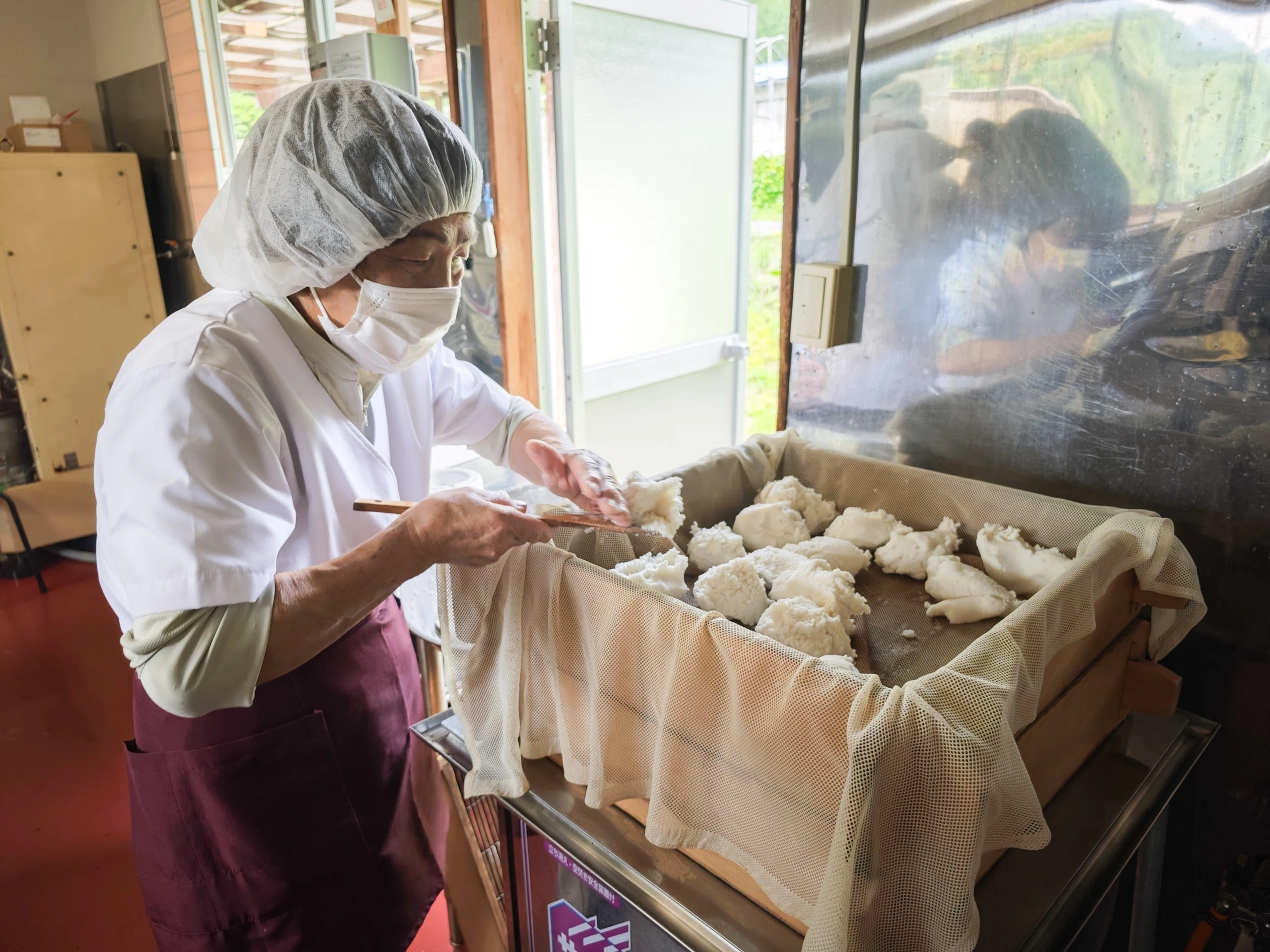 木曽のお母さんたちが受け継いできた初夏を彩る季節菓子。「朴葉巻き