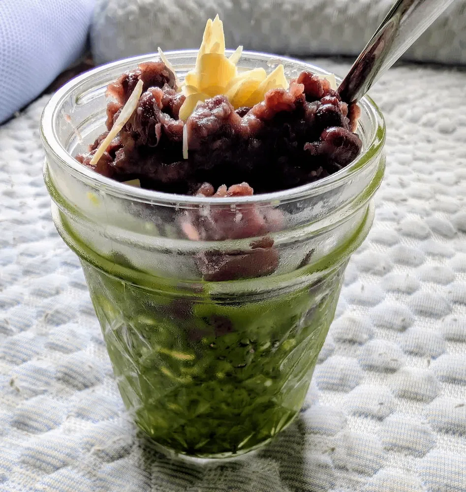 抹茶のチアシードに、デーツあんをのせて。砂糖なしでも甘みのあるあんこです 