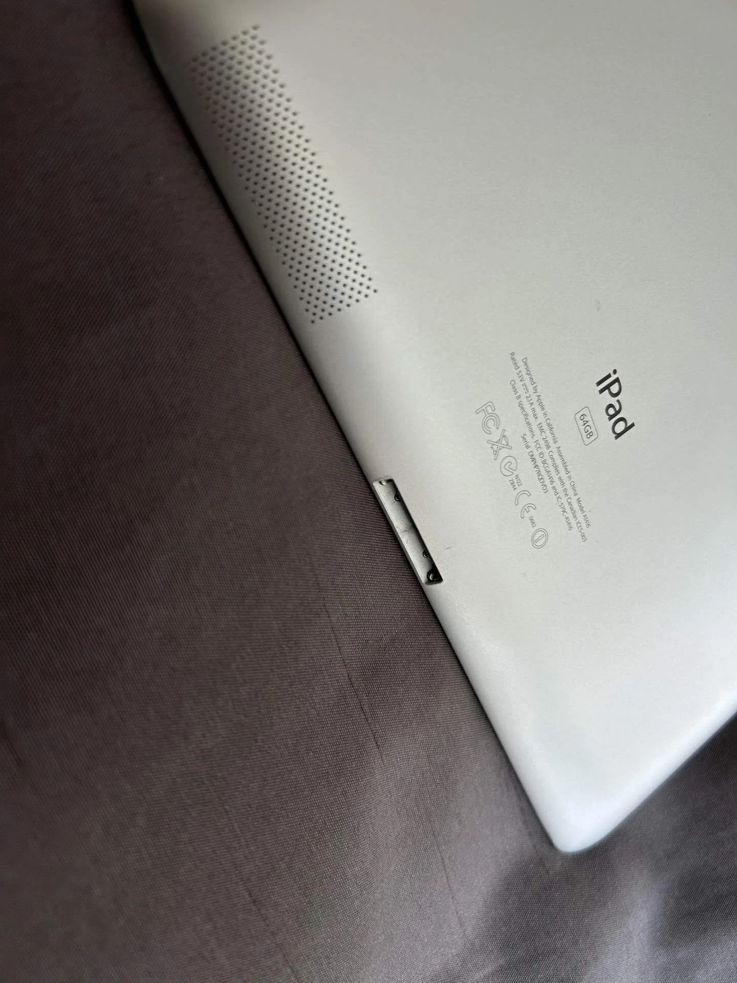 Apple iPad (第3世代) 64G (下部ディスプレイに小さな明るい点) iPadの
