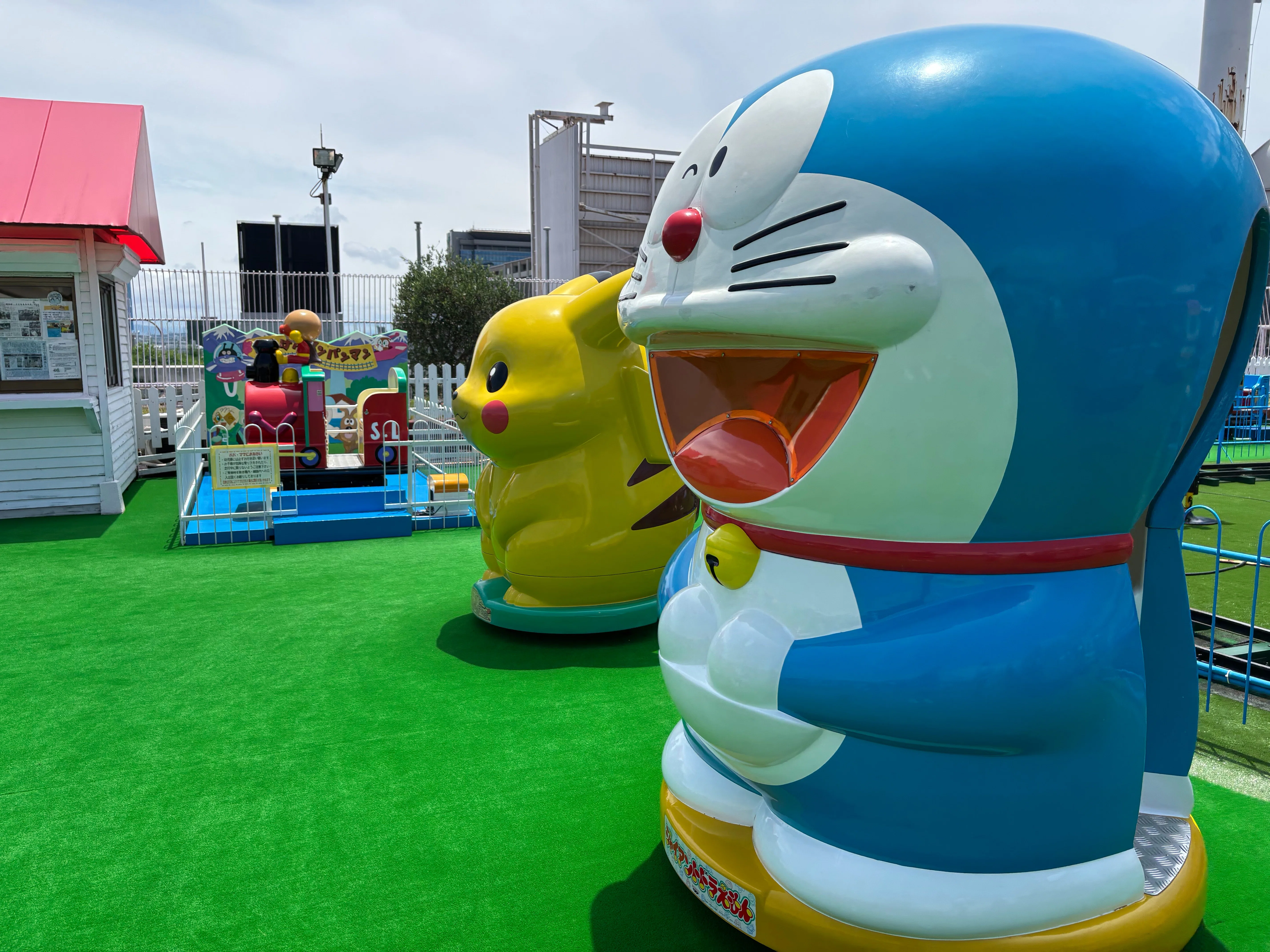 昭和レトロ　ちーちゃん3階建てバスのおやねランド 全国に4か所だけ。昭和レトロな屋上遊園「スカイランド」が、娘の心を