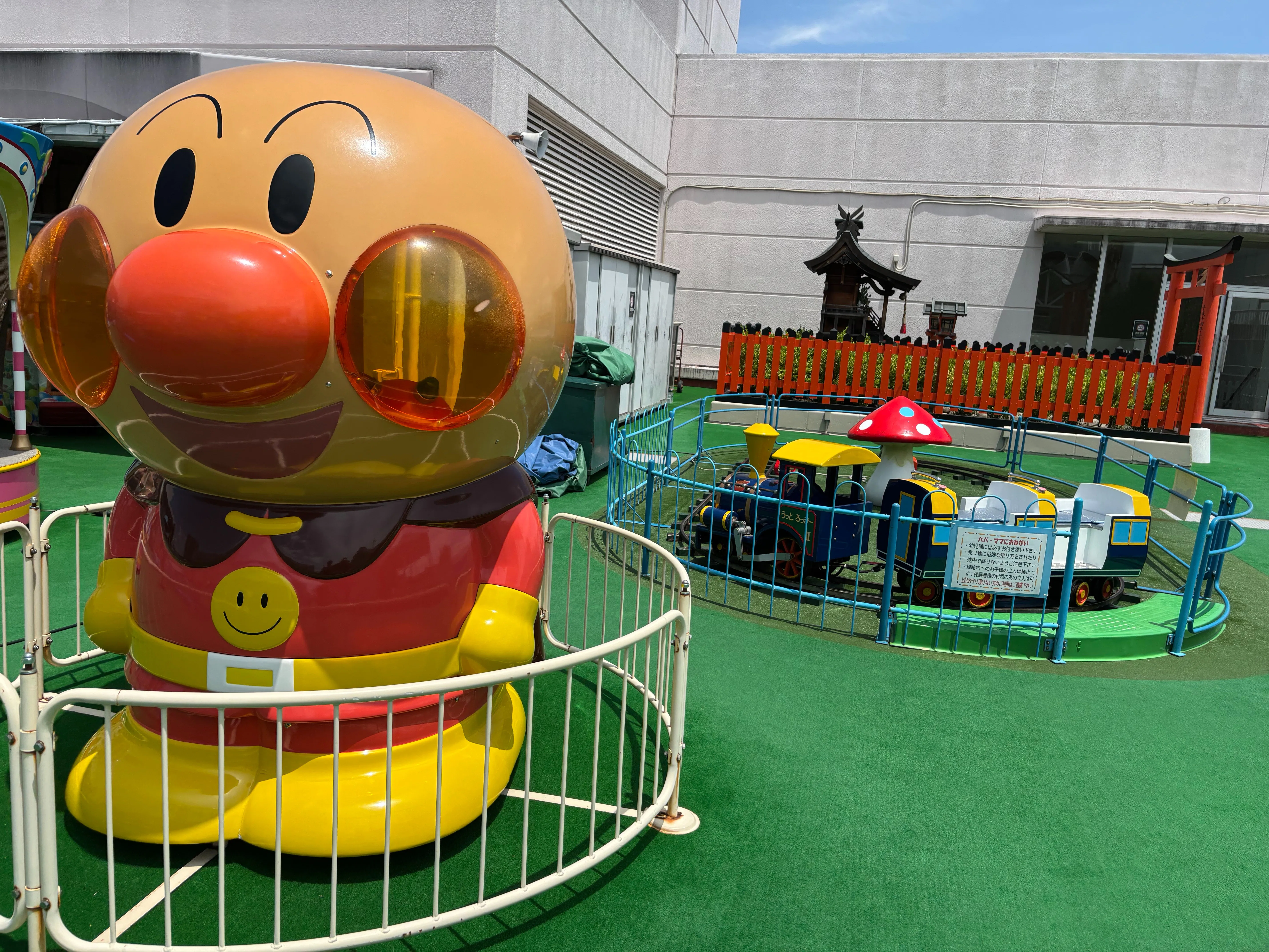全国に4か所だけ。昭和レトロな屋上遊園「スカイランド」が、娘の心を