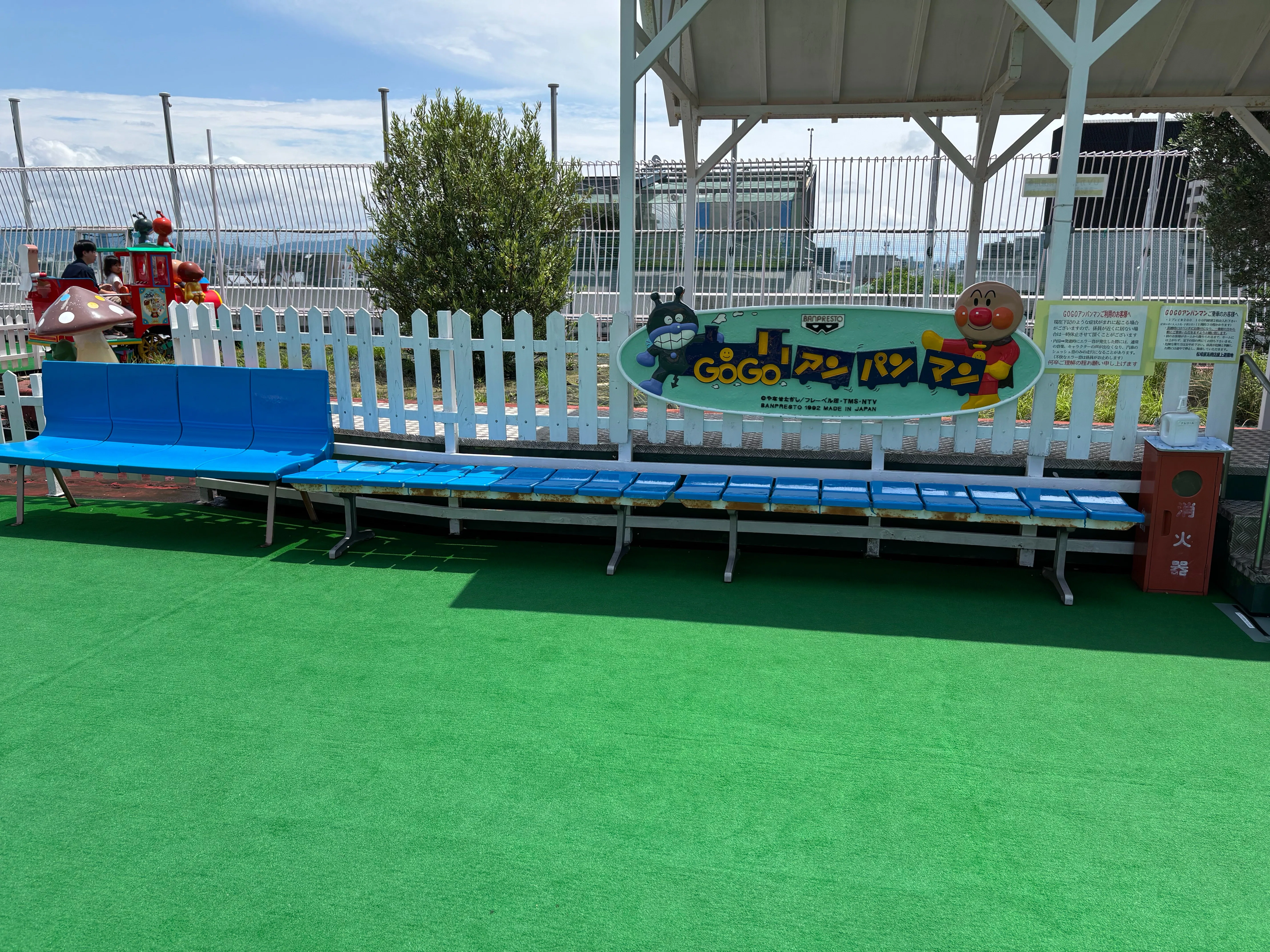 全国に4か所だけ。昭和レトロな屋上遊園「スカイランド」が、娘の心を