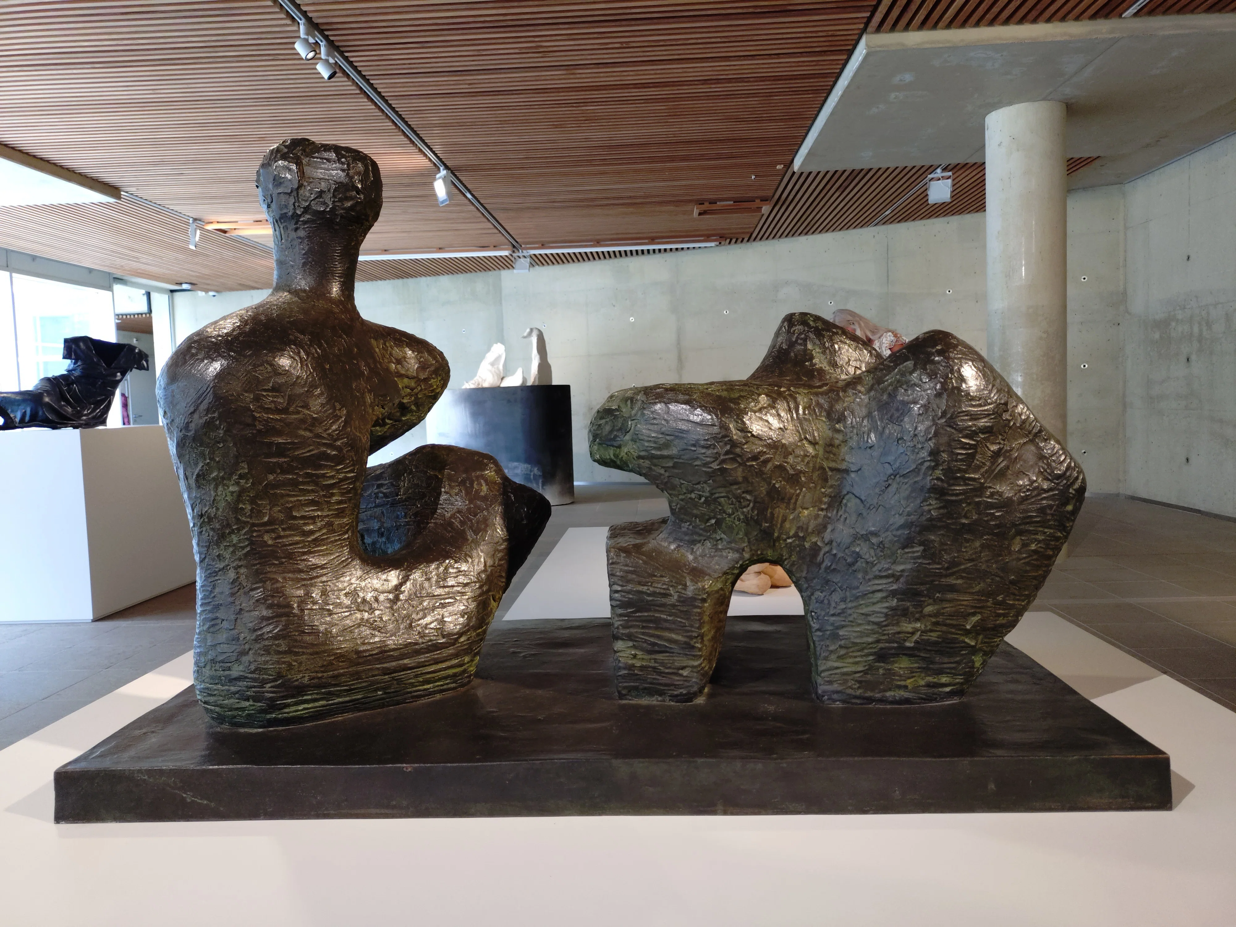 海辺の彫刻館で出会う、横たわる人間の深み――Reclining Figures