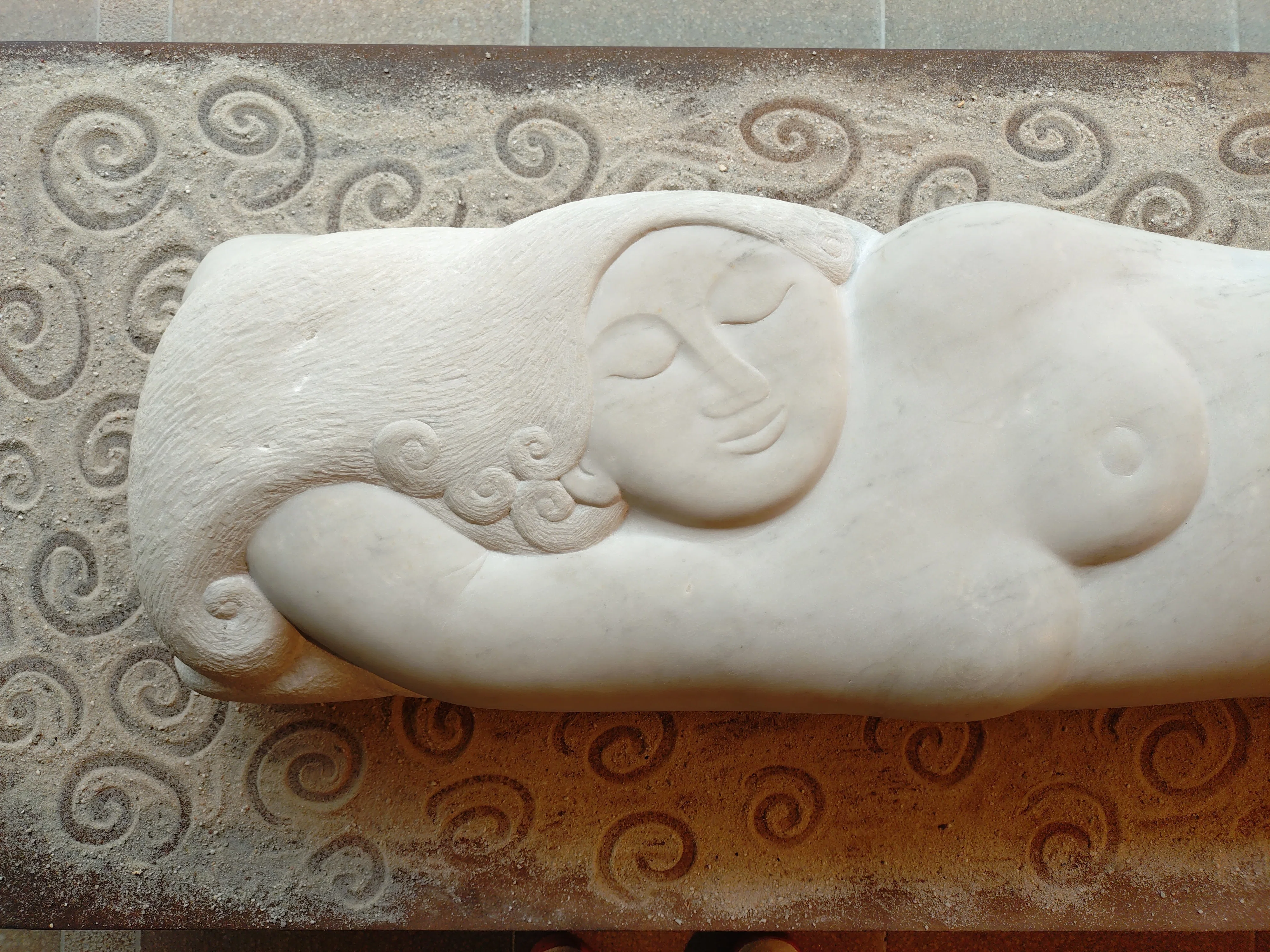 彫刻レリーフ横たわる人体 海辺の彫刻館で出会う、横たわる人間の深み――Reclining Figures