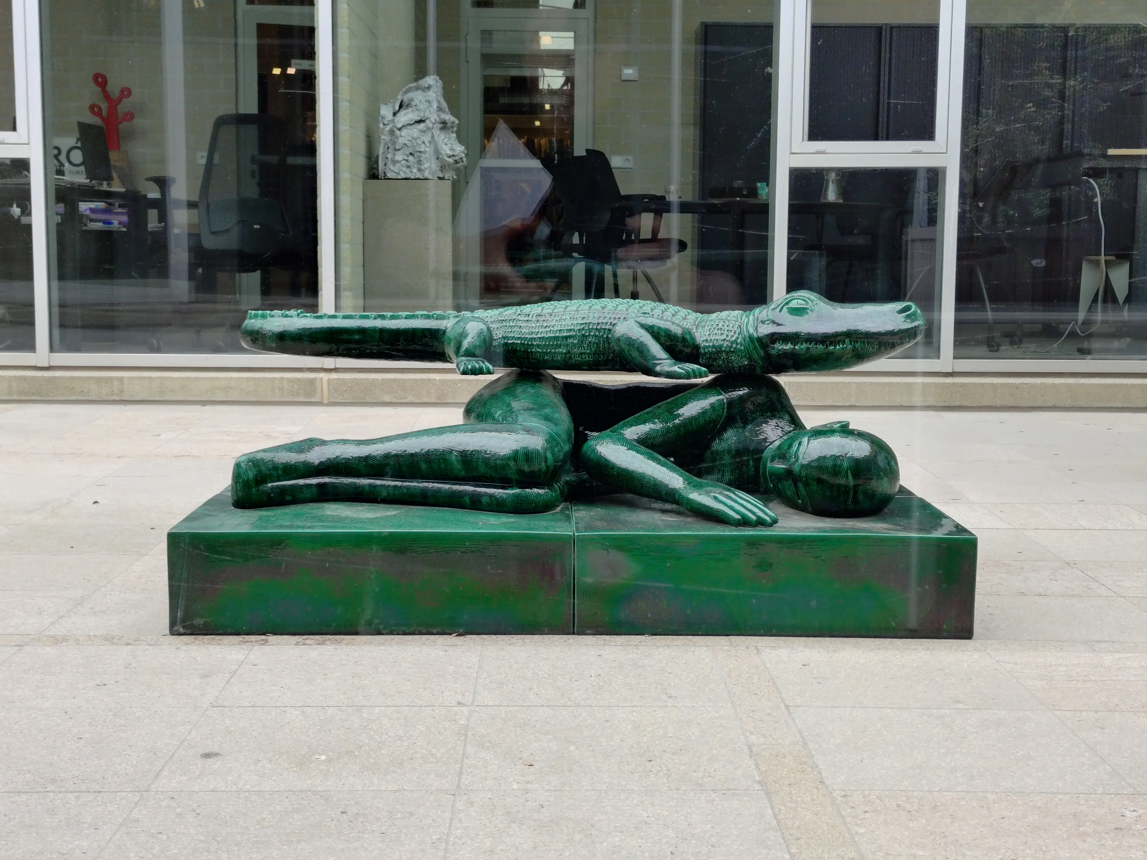 海辺の彫刻館で出会う、横たわる人間の深み――Reclining Figures