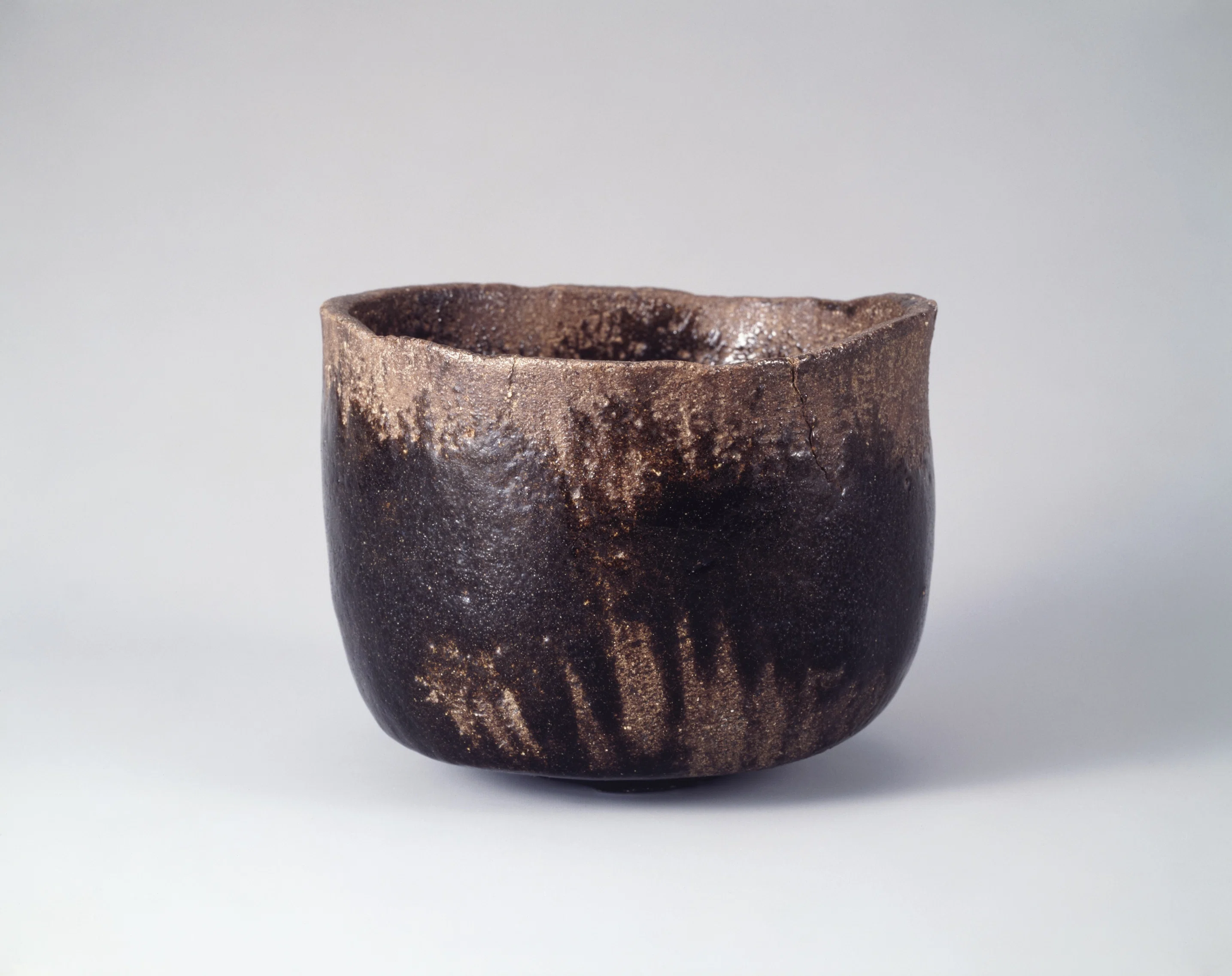 美しい古美術品◼️蔵から見事にくねくねした雰囲気の良い茶碗が出てきました。茶道具 館蔵の茶碗100撰｜桑原亘之介