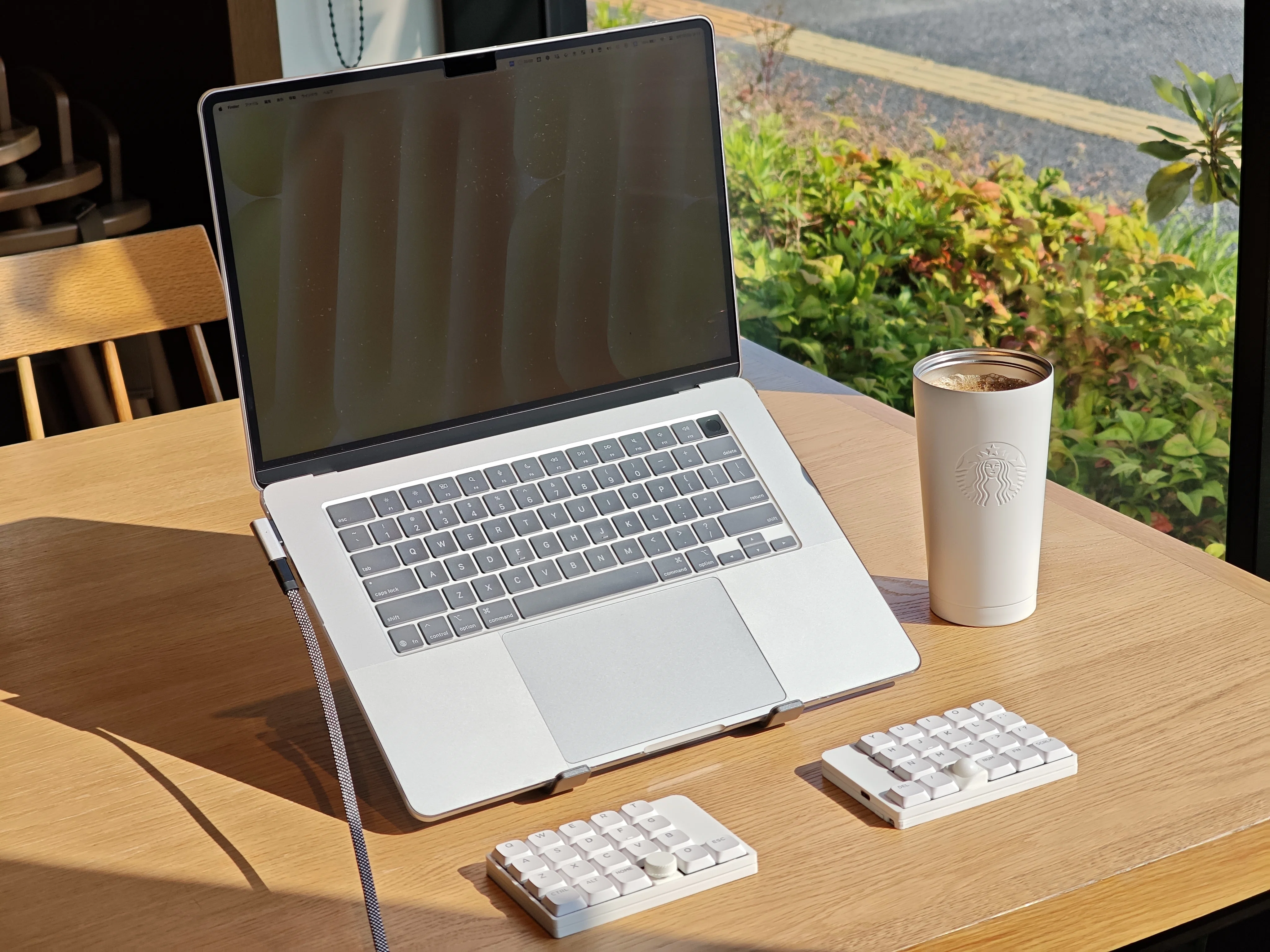 目線も気分も上げる薄型PCスタンドUUUKレビュー｜MacBook Airの目線が