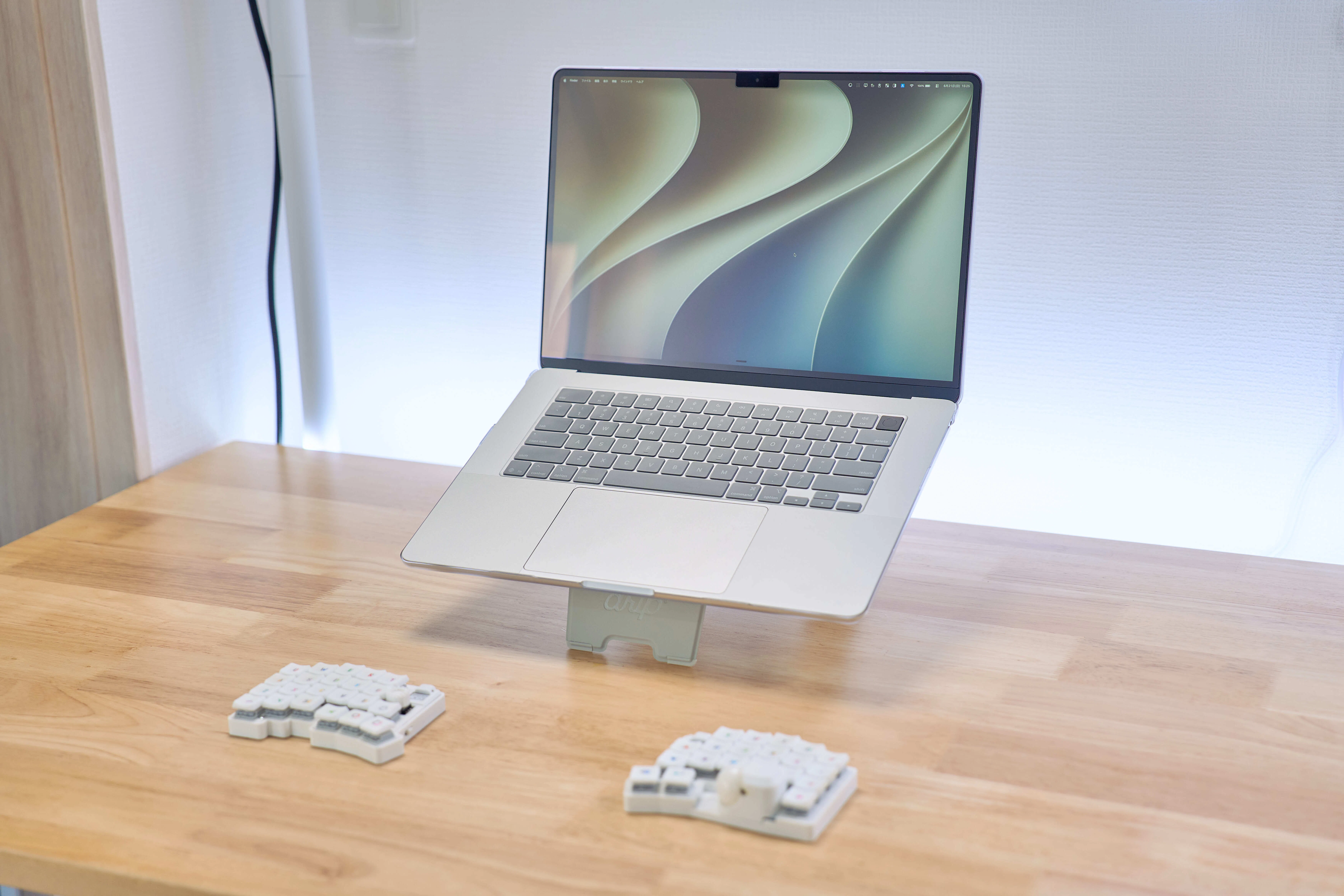 目線も気分も上げる薄型PCスタンドUUUKレビュー｜MacBook Airの目線が