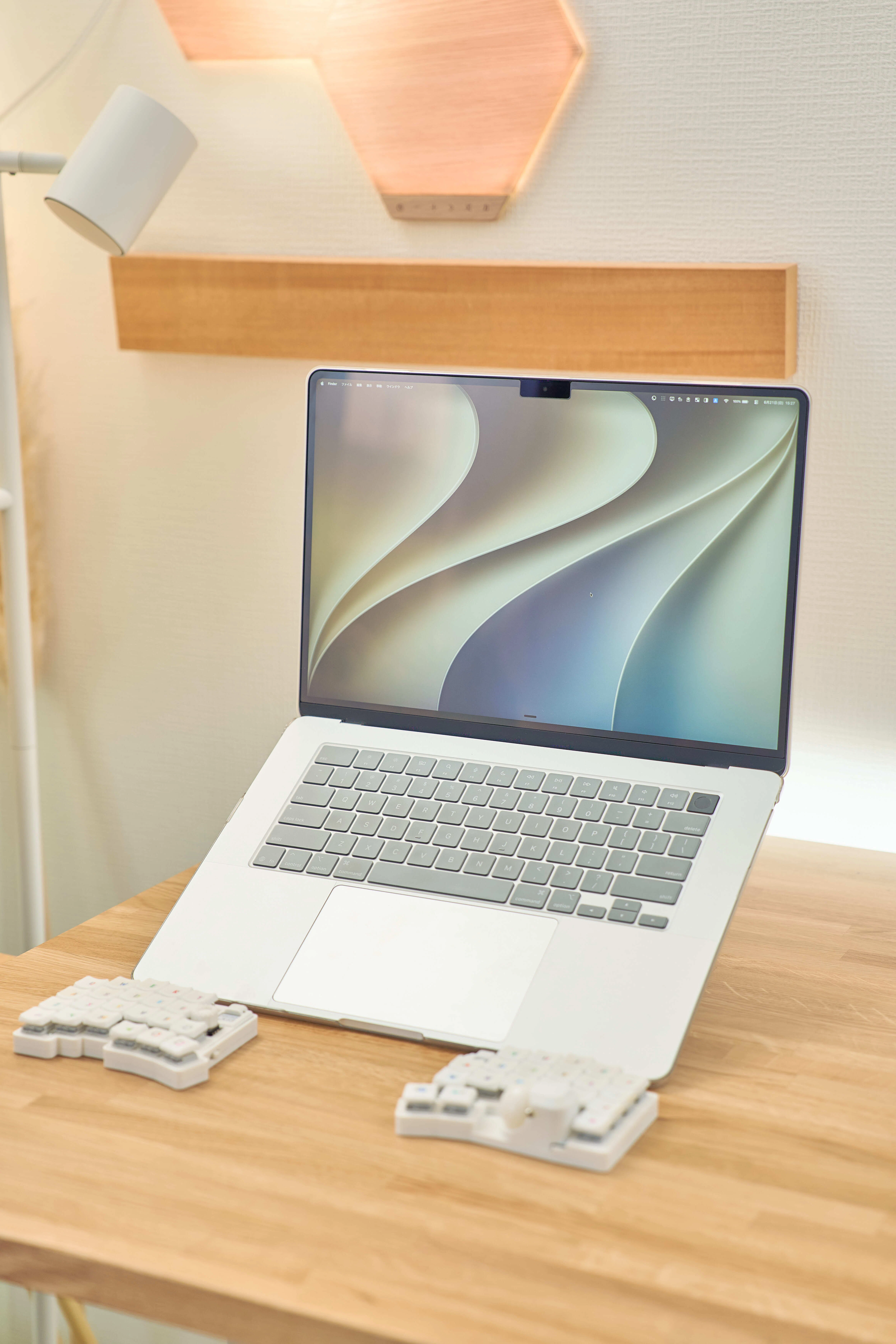 目線も気分も上げる薄型PCスタンドUUUKレビュー｜MacBook Airの目線が