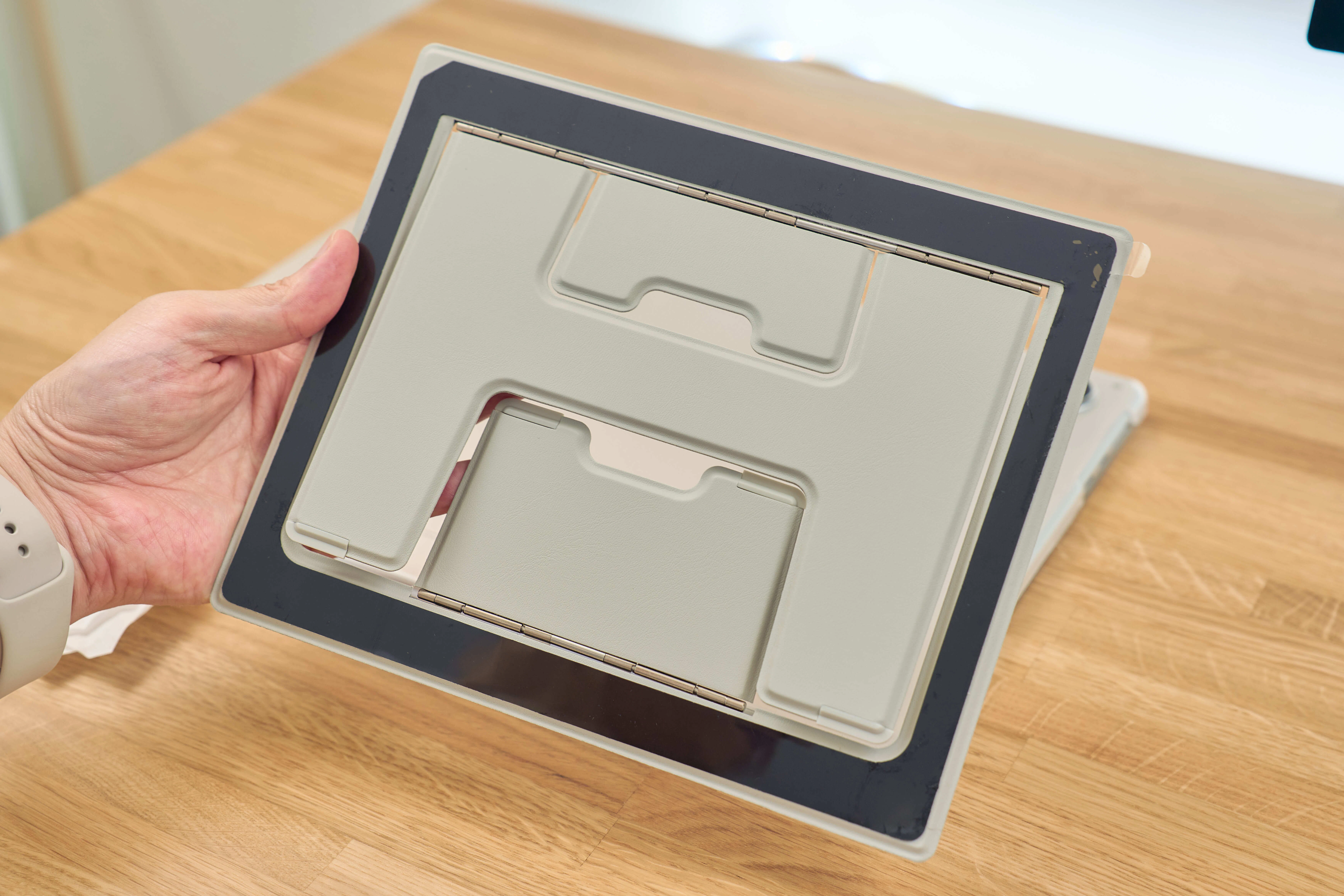 目線も気分も上げる薄型PCスタンドUUUKレビュー｜MacBook Airの目線が