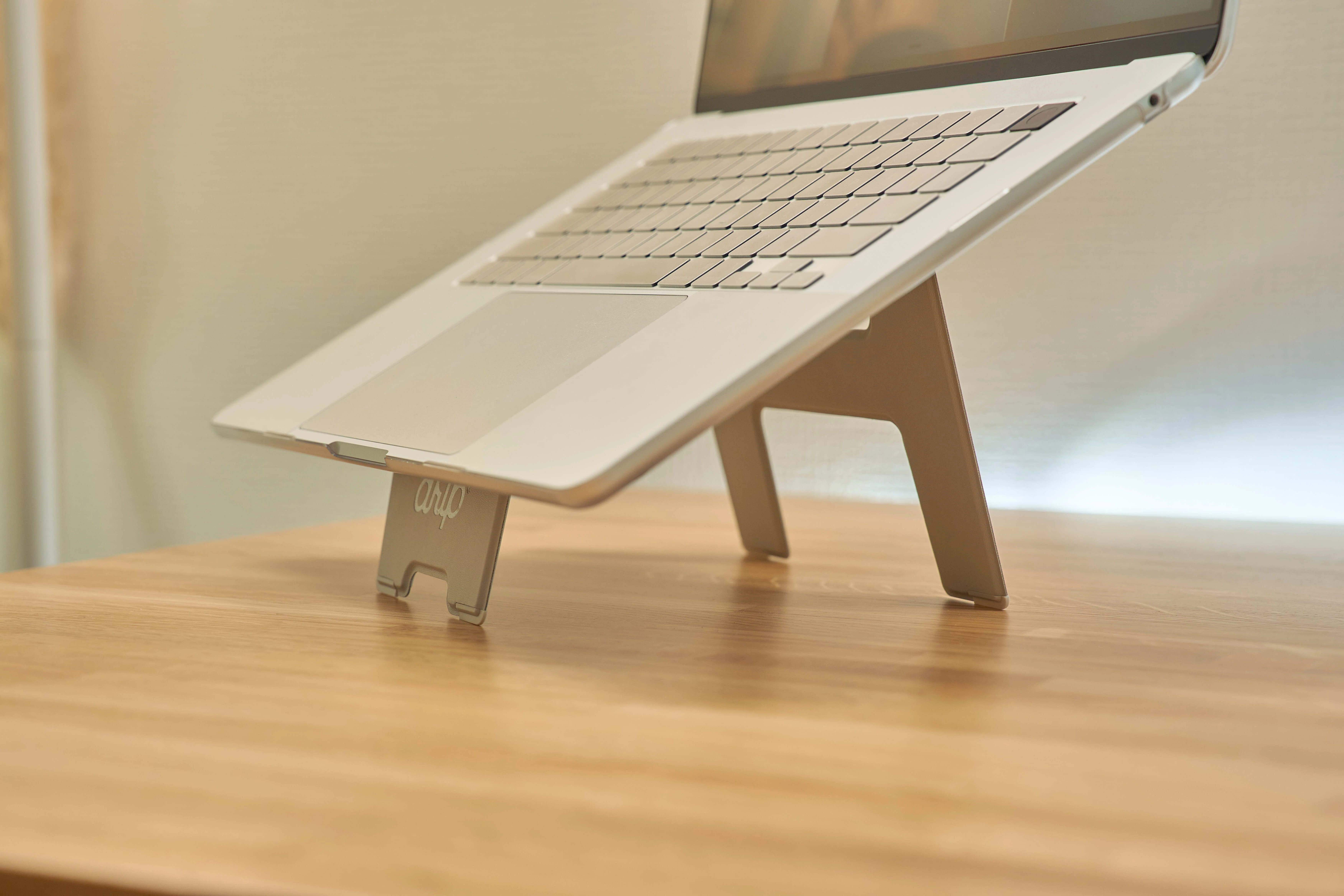目線も気分も上げる薄型PCスタンドUUUKレビュー｜MacBook Airの目線が