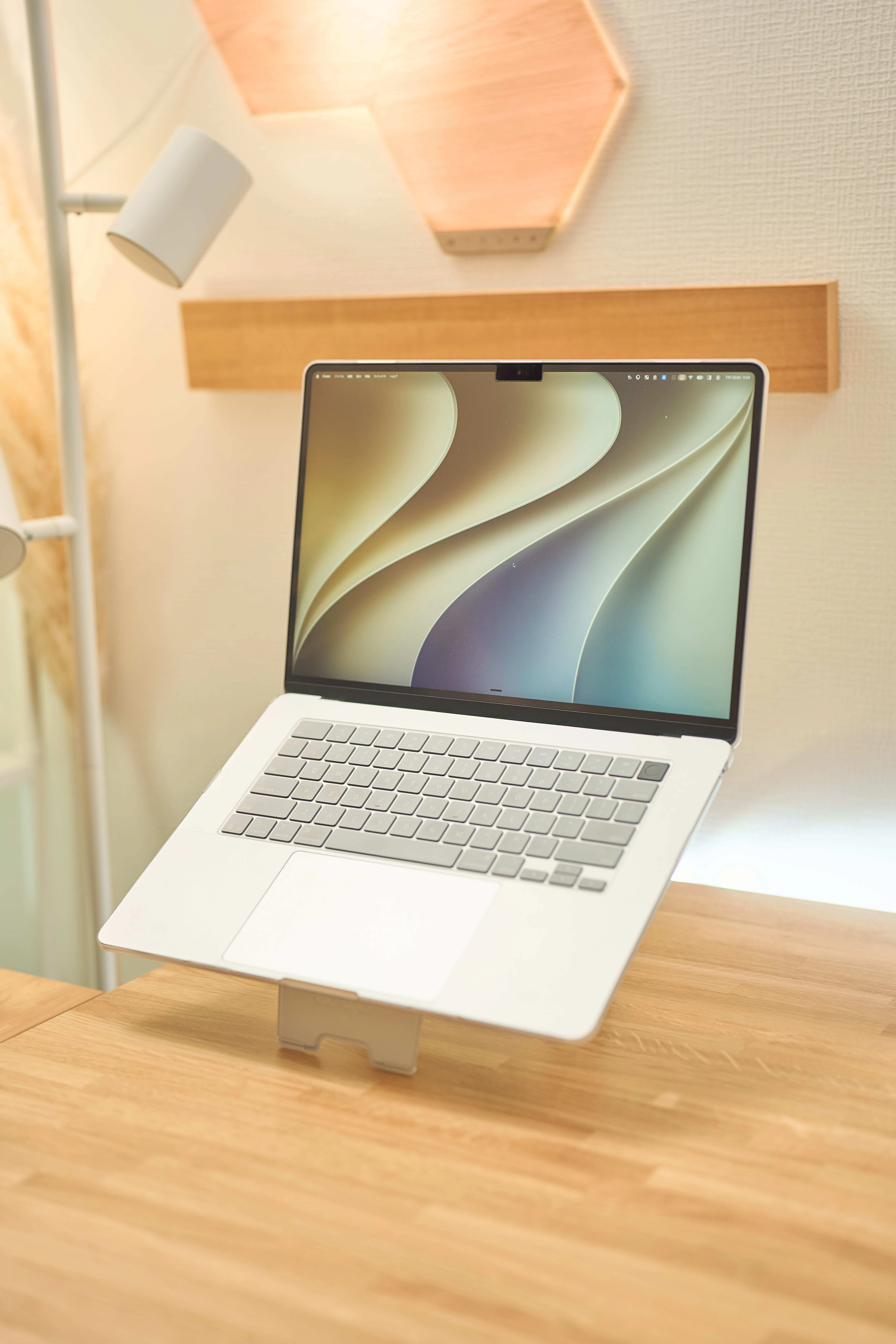 目線も気分も上げる薄型PCスタンドUUUKレビュー｜MacBook Airの目線が