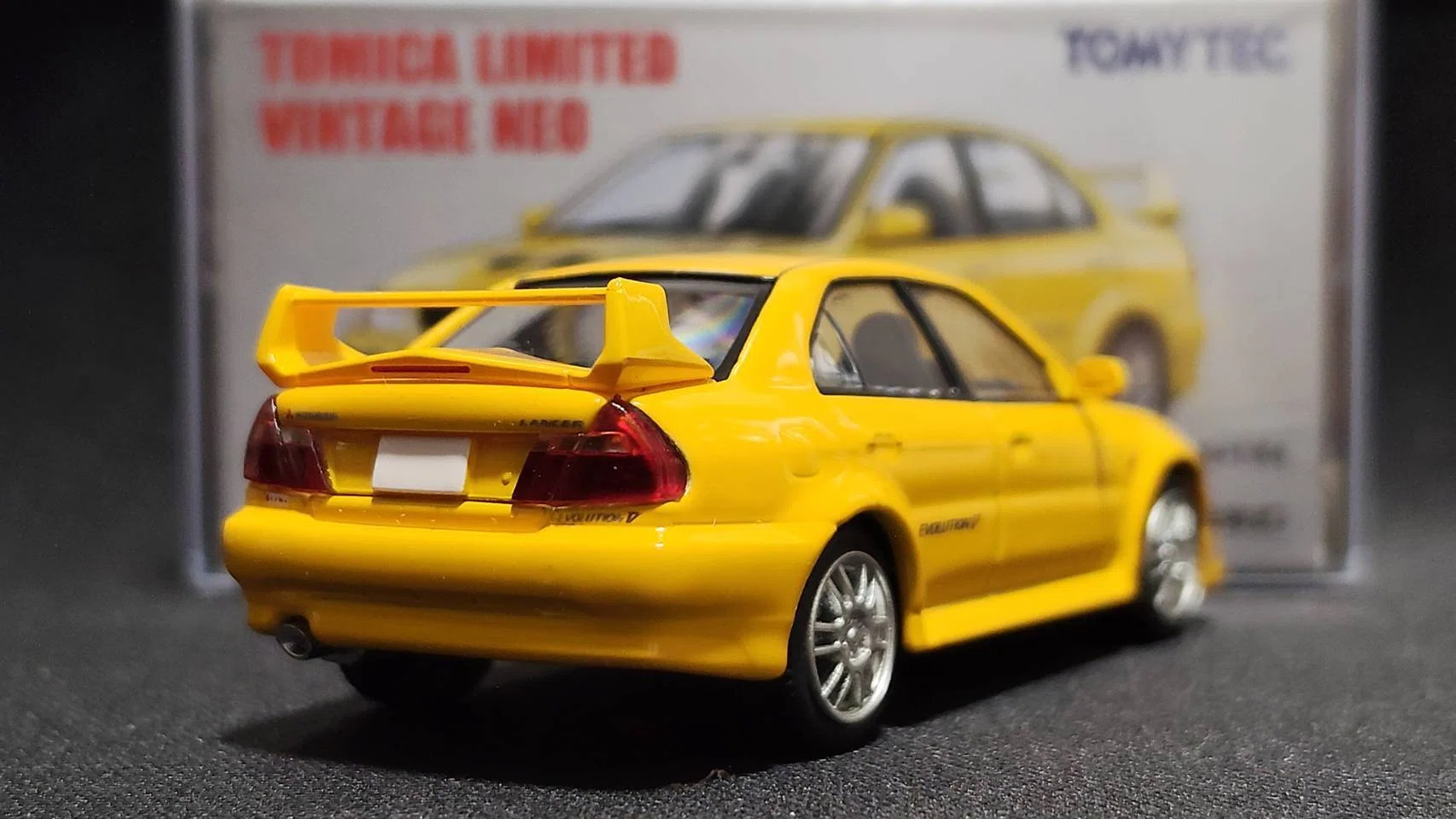 黄色のオープンカー ミニカー　三菱、日本製 tomica LIMITED VINTAGE NEO 1/64 MITSUBISHI LANCER GSR EVOLUTION Ⅴ