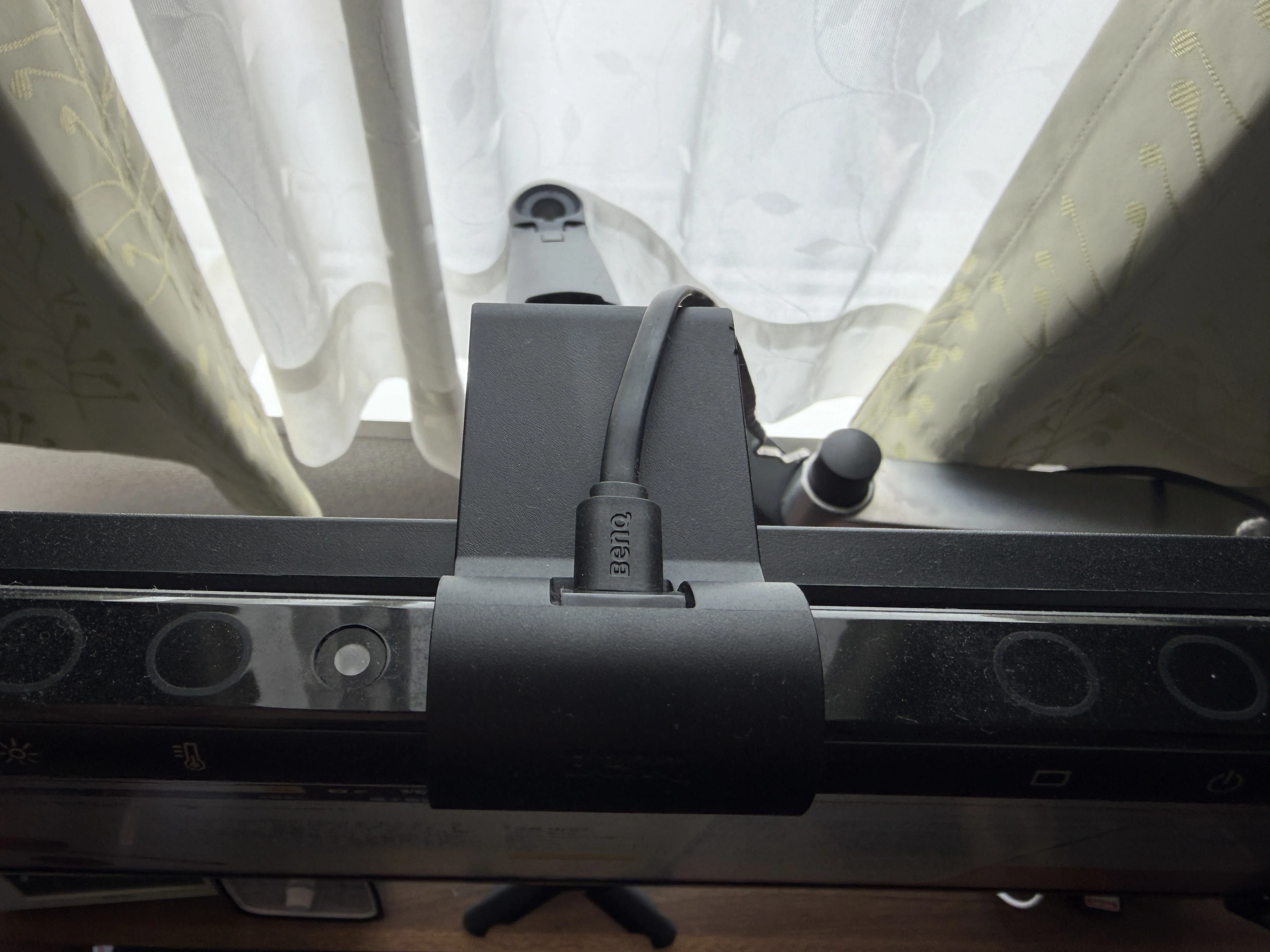BenQ ScreenBar Halo 2 レビュー。スタンダードから買い替えて正解だっ