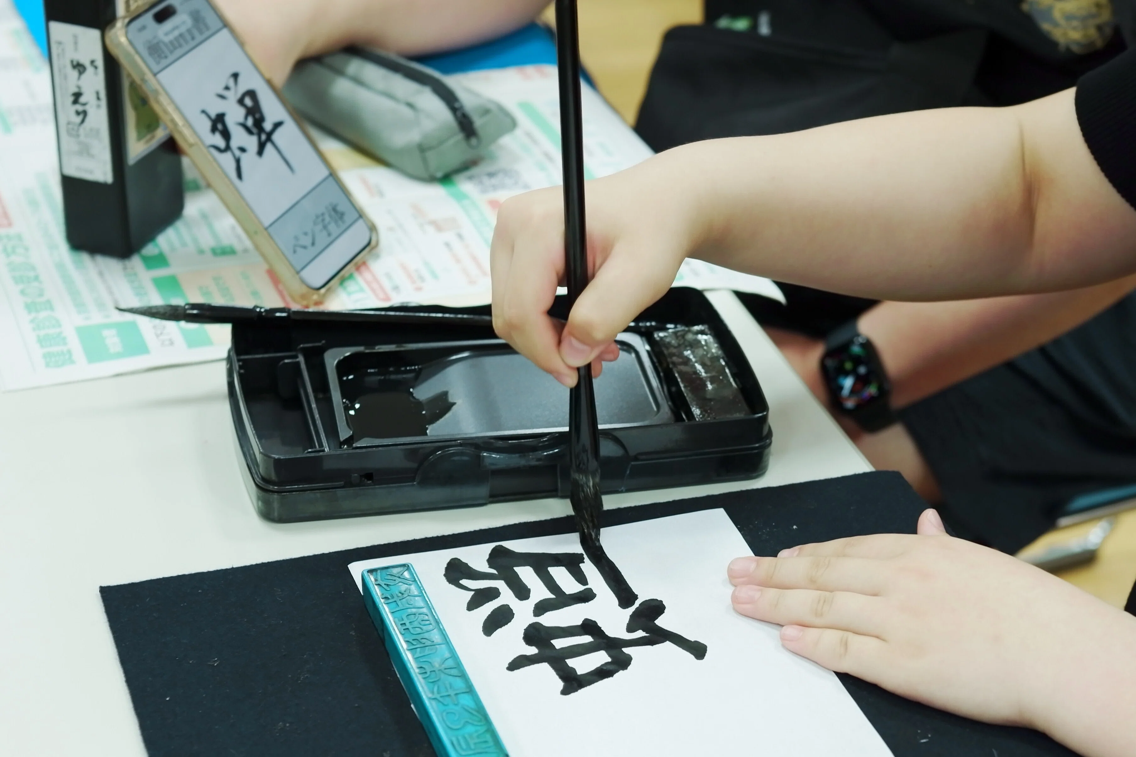 伏見の子どもたちに書道の魅力を！ 杭迫柏樹先生と書道を学ぼう｜京都