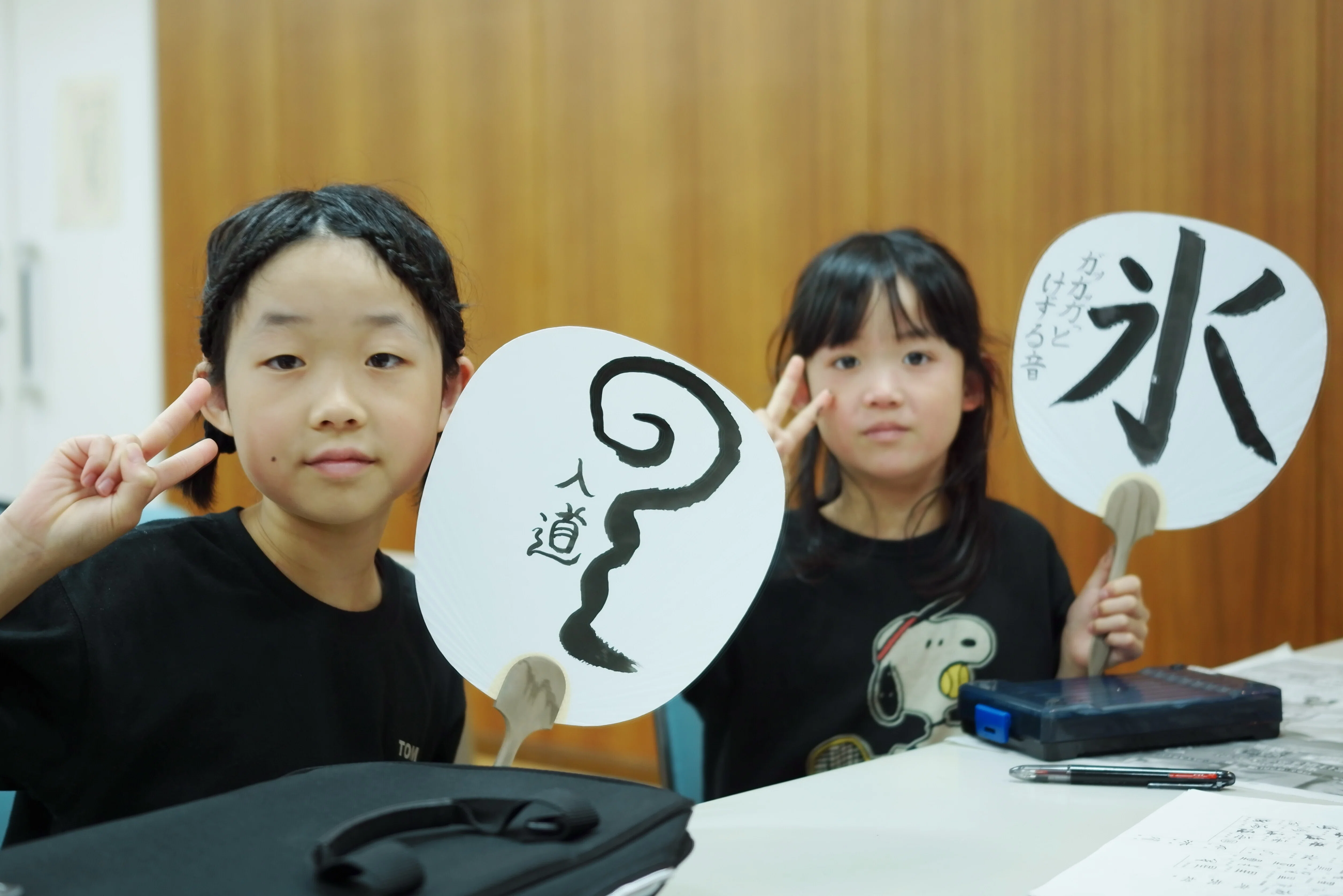 伏見の子どもたちに書道の魅力を！ 杭迫柏樹先生と書道を学ぼう｜京都