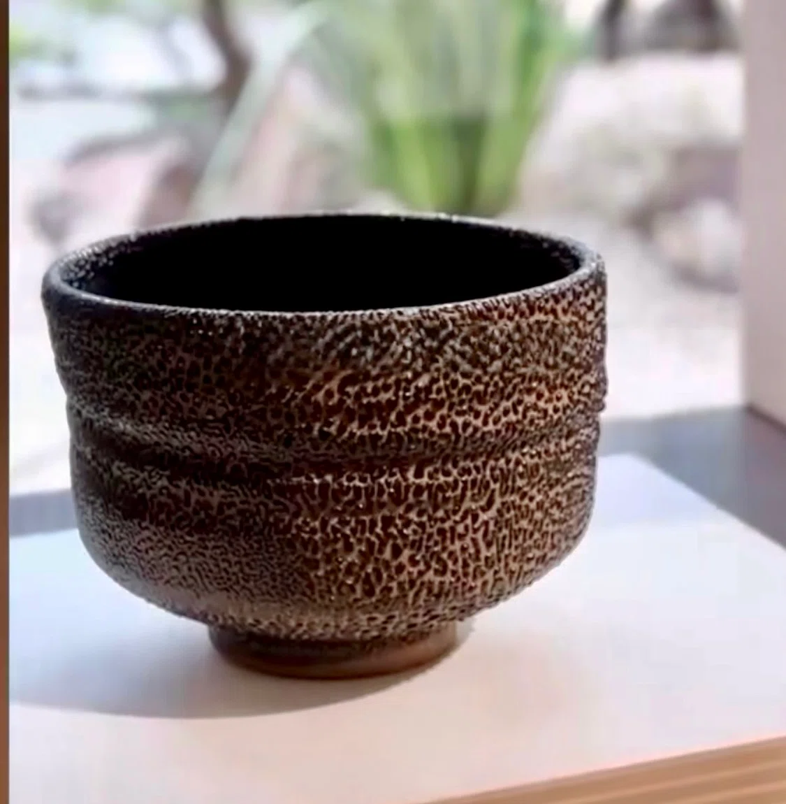 別府・血の池地獄の赤い泥が、一碗の抹茶茶碗になった。若き陶工・坂本