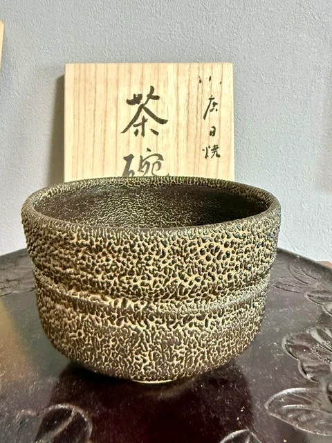 別府・血の池地獄の赤い泥が、一碗の抹茶茶碗になった。若き陶工・坂本