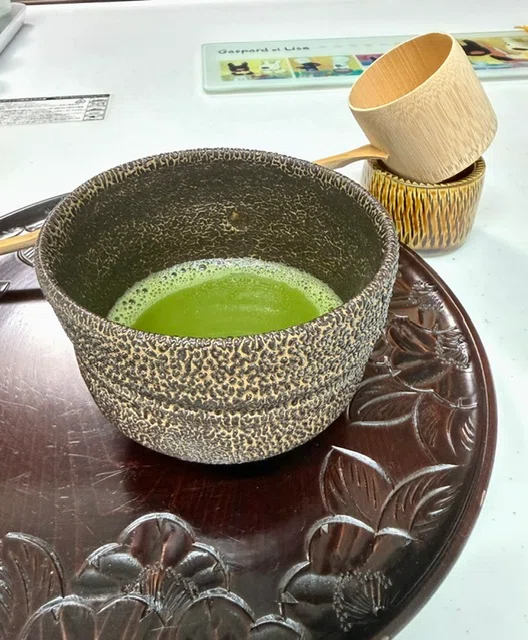 別府・血の池地獄の赤い泥が、一碗の抹茶茶碗になった。若き陶工・坂本