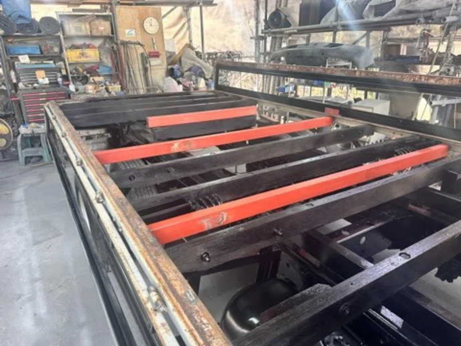 トラック架装・補修 荷台床を鉄板にはり替える作業！横ネタカット＆溶接工程の巻｜再生中古トラック販売トラック123(大阪・兵庫・京都・滋賀・岐阜)
