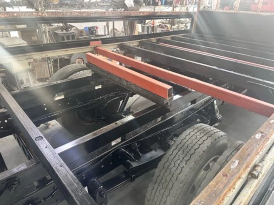 トラック架装・補修 荷台床を鉄板にはり替える作業！横ネタカット＆溶接工程の巻｜再生中古トラック販売トラック123(大阪・兵庫・京都・滋賀・岐阜)