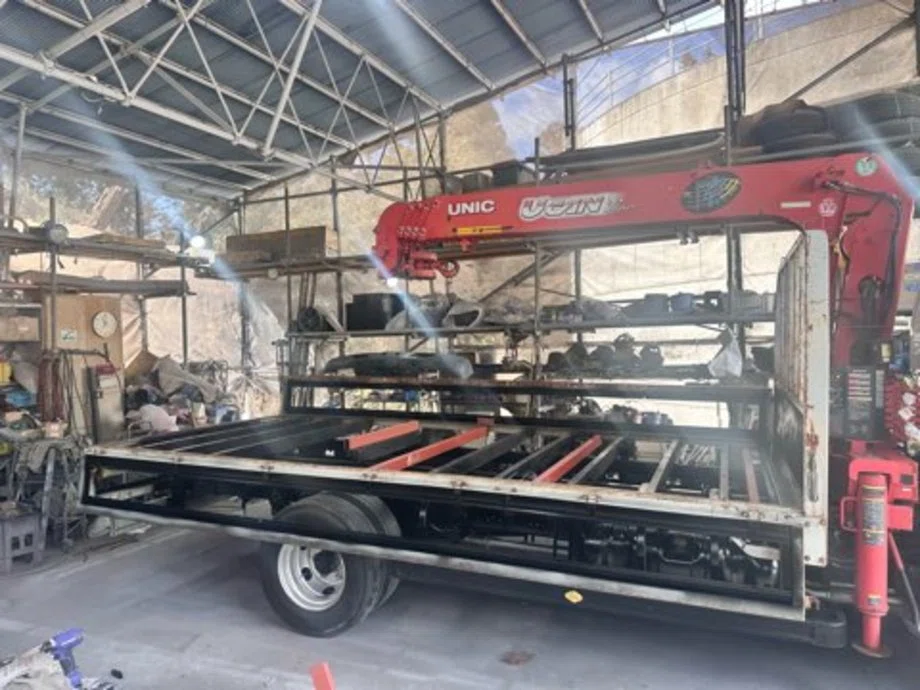 トラック架装・補修 荷台床を鉄板にはり替える作業！横ネタカット＆溶接工程の巻｜再生中古トラック販売トラック123(大阪・兵庫・京都・滋賀・岐阜)