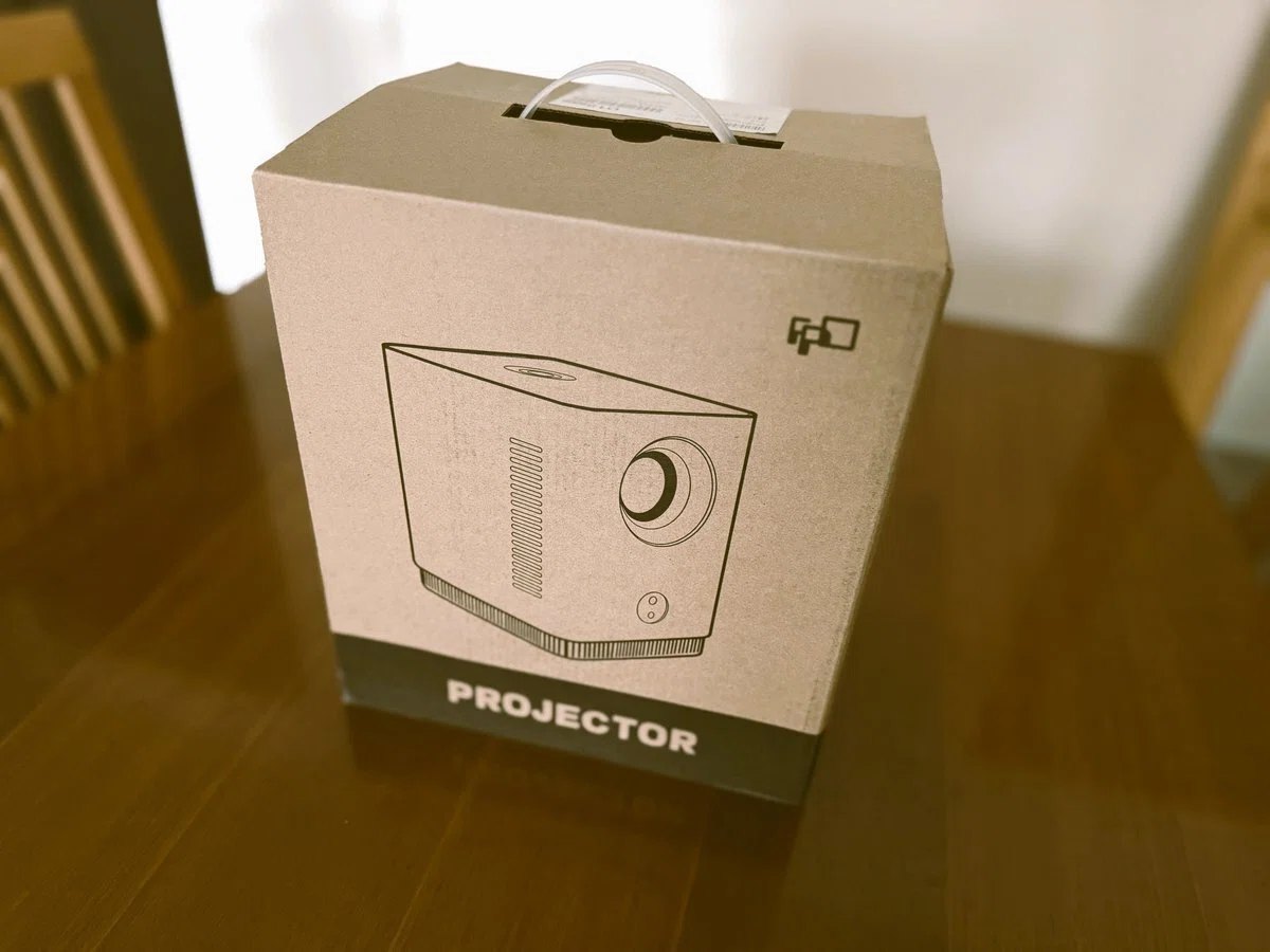 FPDの家庭用プロジェクターCT04-A1本体(外箱)。