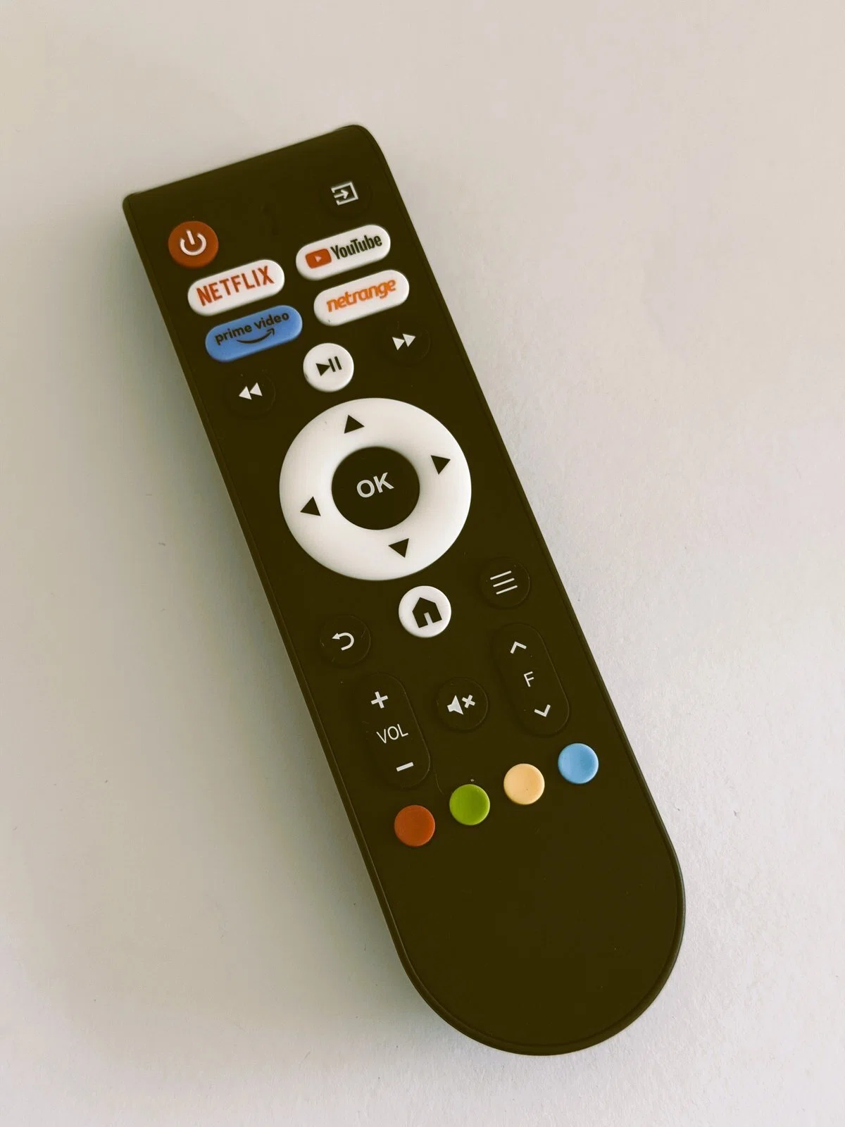 FPD CT04-A1のリモコン。Netflixボタンがあり、動画配信サービスをすぐに開ける。