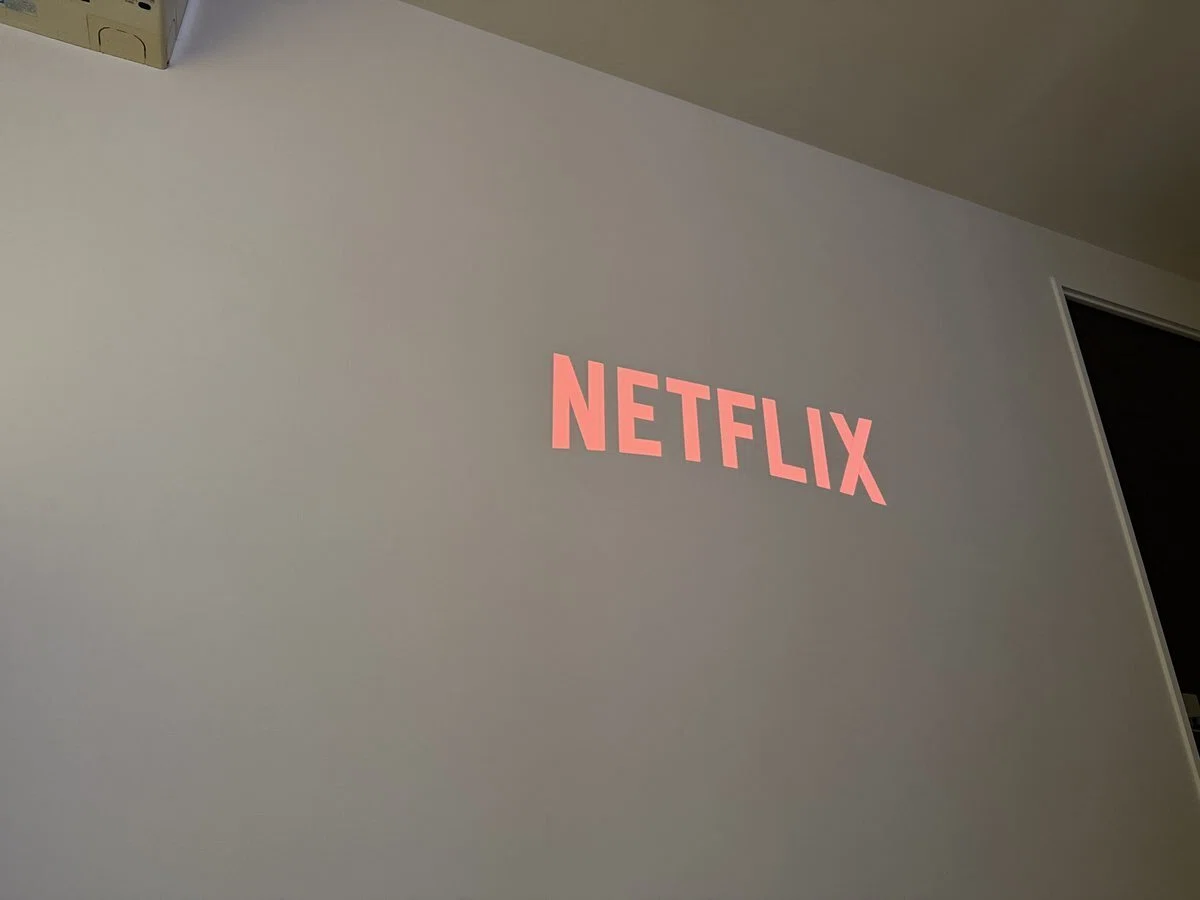 FPD CT04-A1でNetflixを開き、映画を選んでいる画面。