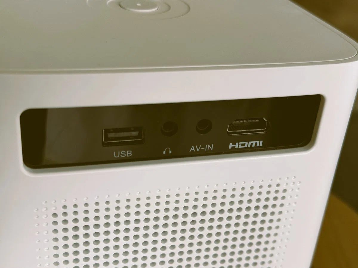 白い壁の前に設置したFPDの家庭用プロジェクターCT04-A1本体。背面のコネクタ部分をアップで。