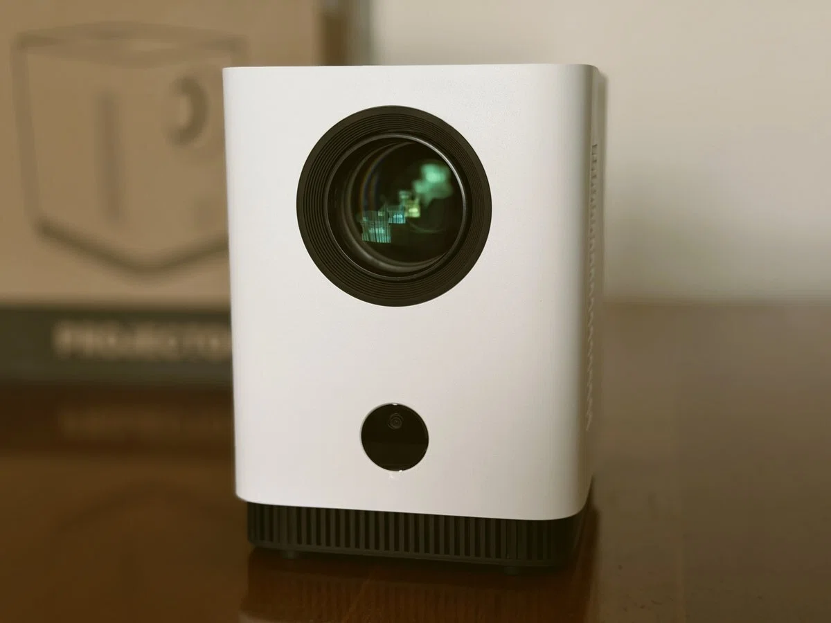 開封後のFPDの家庭用プロジェクターCT04-A1本体。