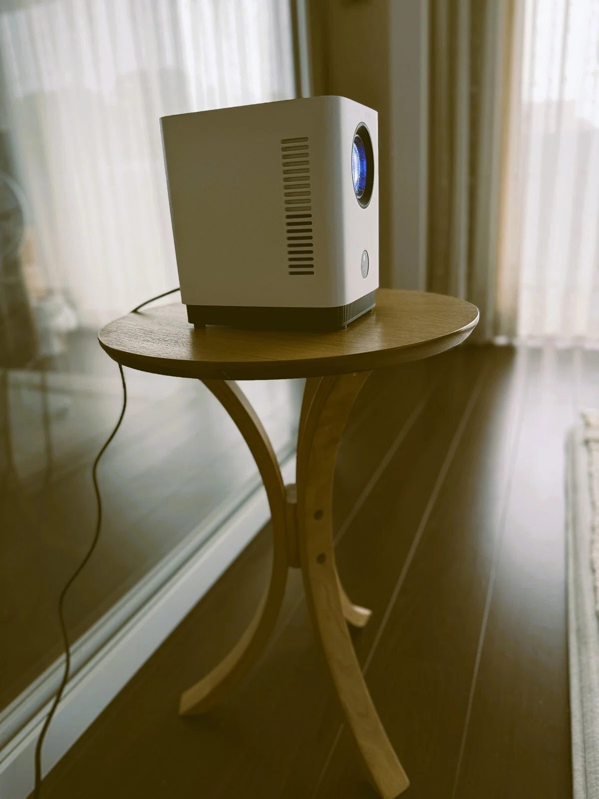 IKEAのナイトテーブルの上にFPD CT04-A1を置いて、白い壁へ投影している様子。