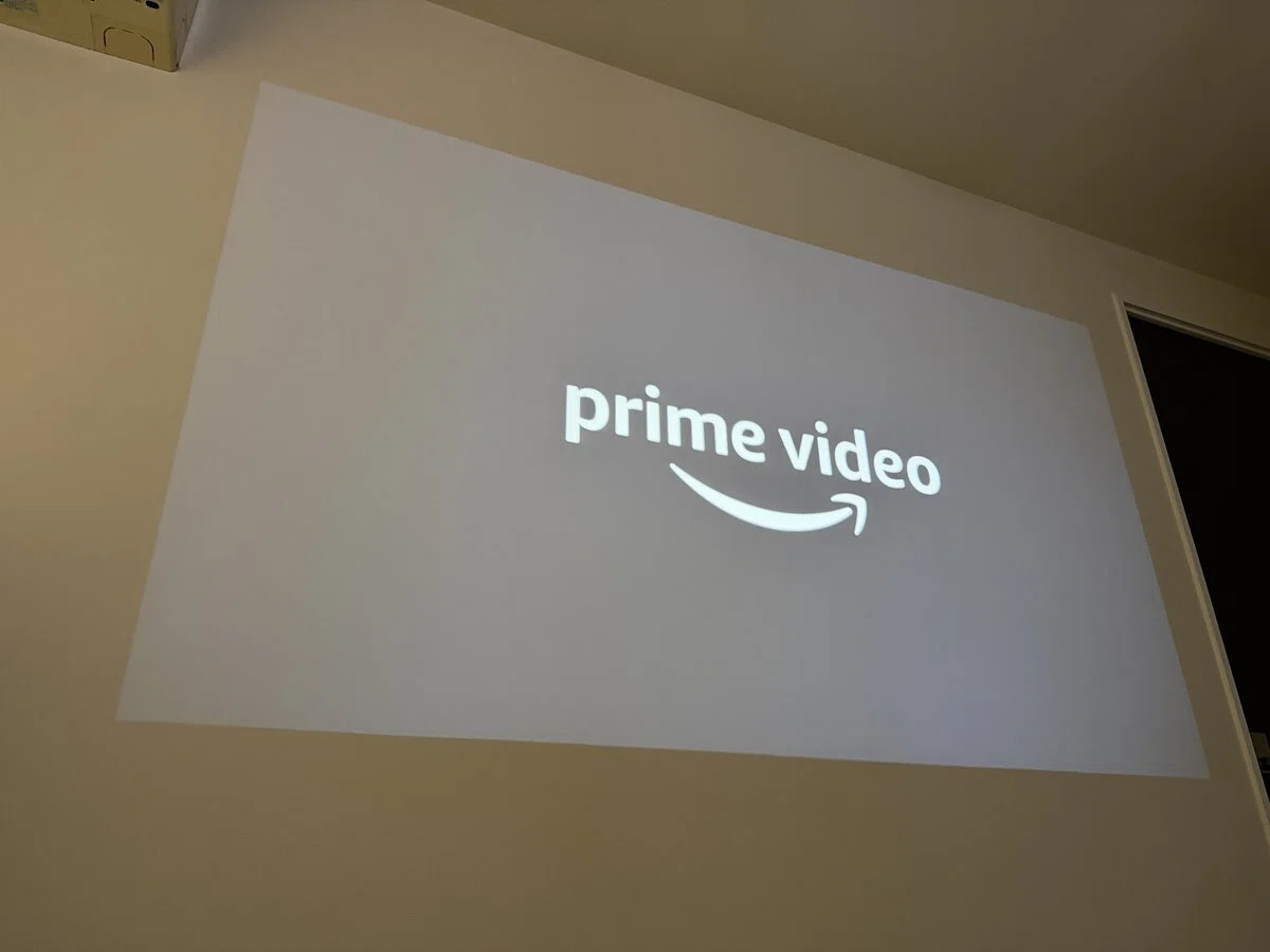FPD CT04-A1でAmazon Prime Videoを開き、映画を選んでいる画面。