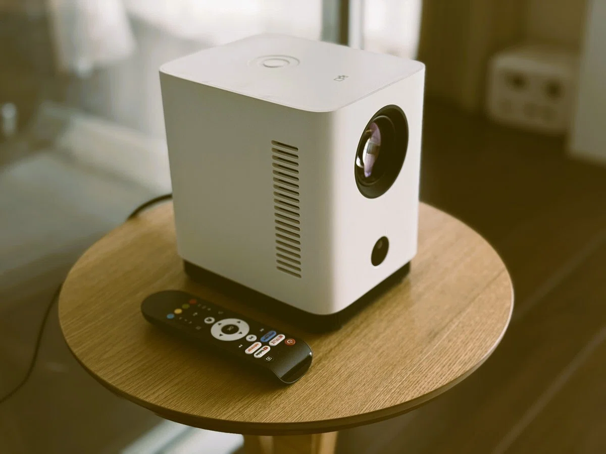 白い壁の前に設置したFPDの家庭用プロジェクターCT04-A1本体とリモコン。