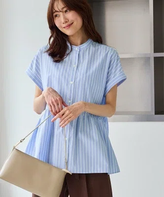 ブルーのフレンチペプラムシャツを正面から見た商品画像。ふんわり広がる裾とフレンチスリーブが特徴。