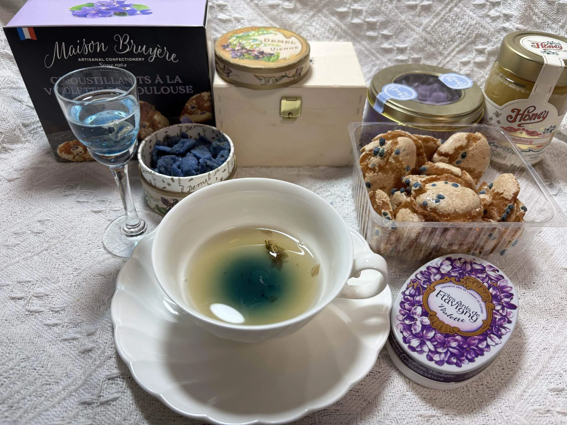 スミレの砂糖漬けを浮かべた紅茶で、お茶会しよう！｜とうどうゆう