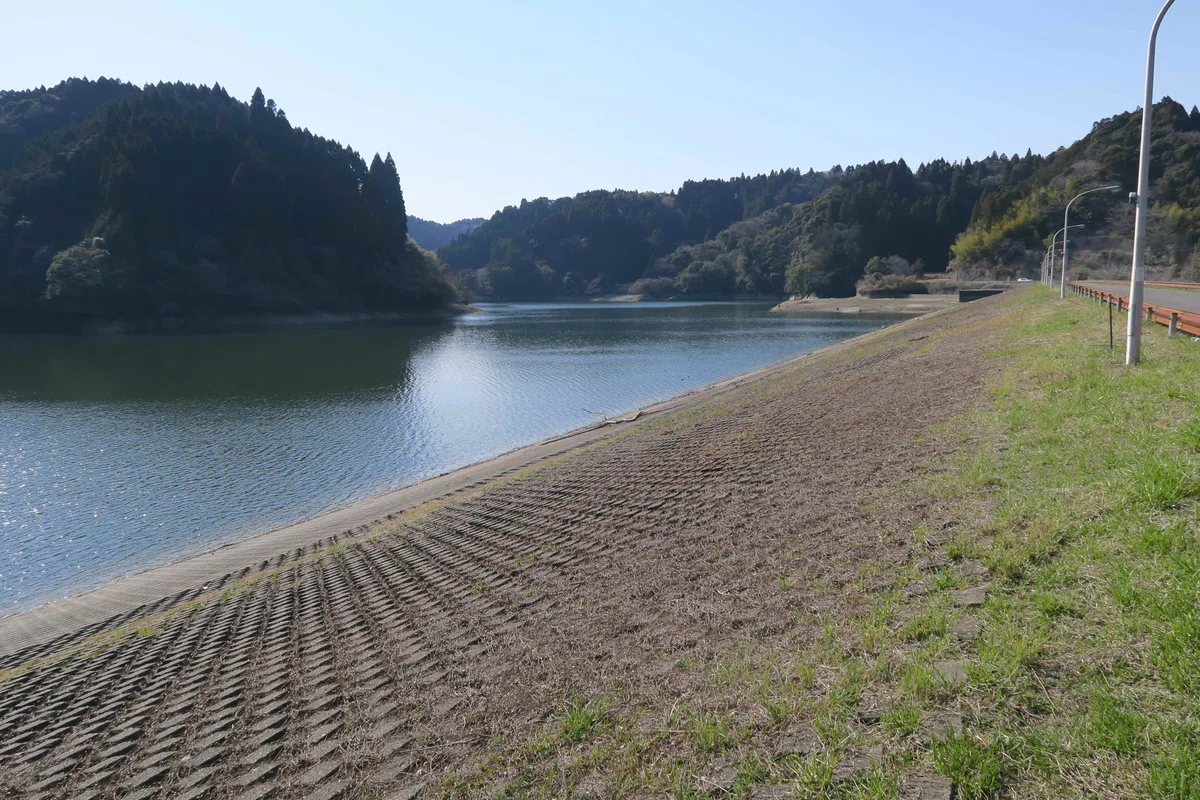 千葉県 荒木根ダム ダム湖側 コンクリートブロック