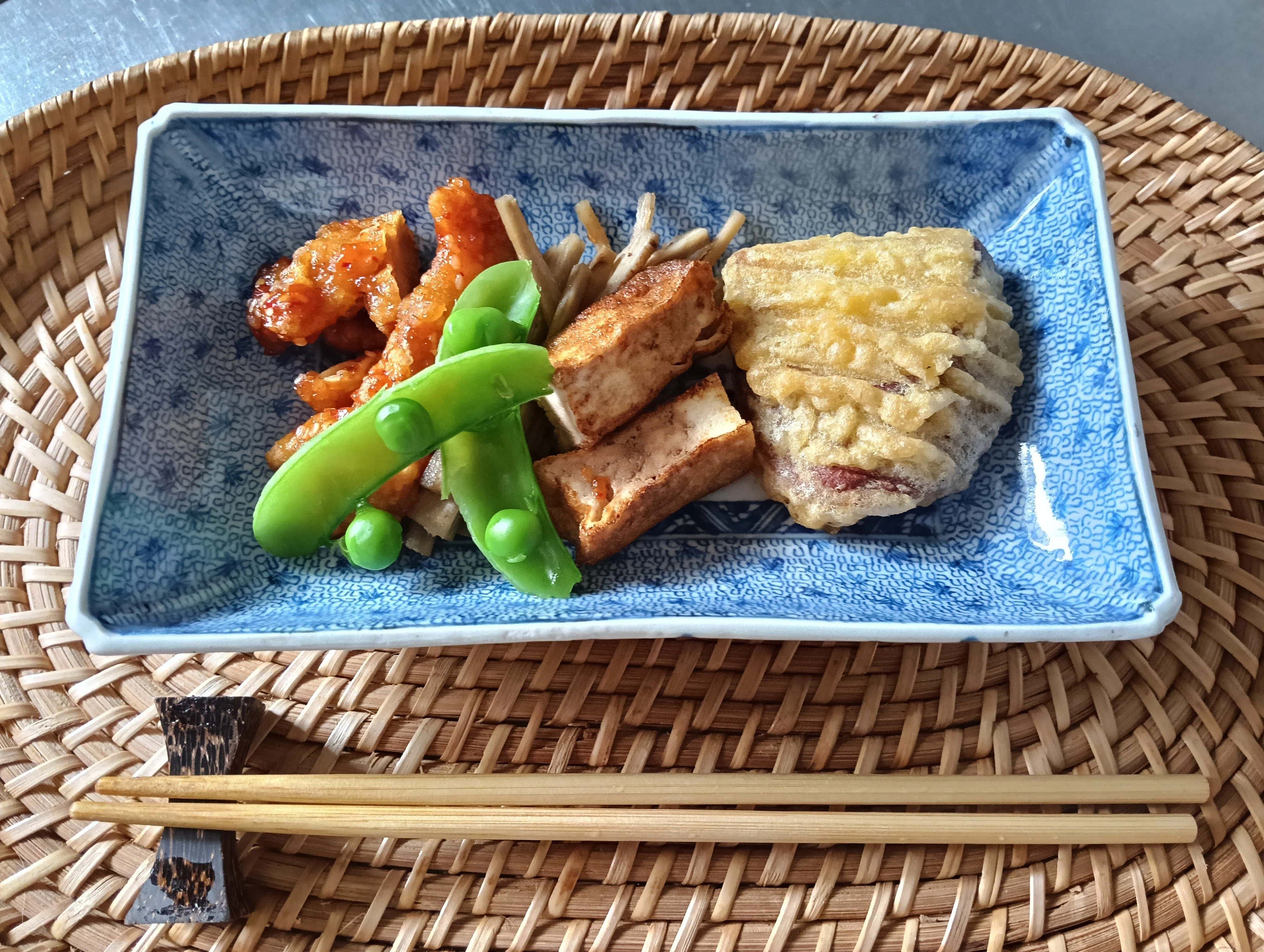 古伊万里｜微塵唐草の丸皿｜ゆんたく